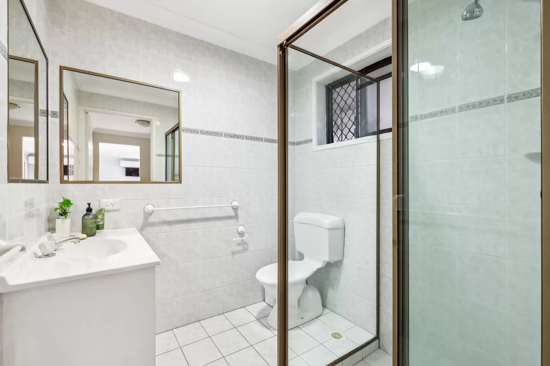60 Kallaroo Crescent, Ashmore Sold by Queensland Sotheby's International Realty - image 1