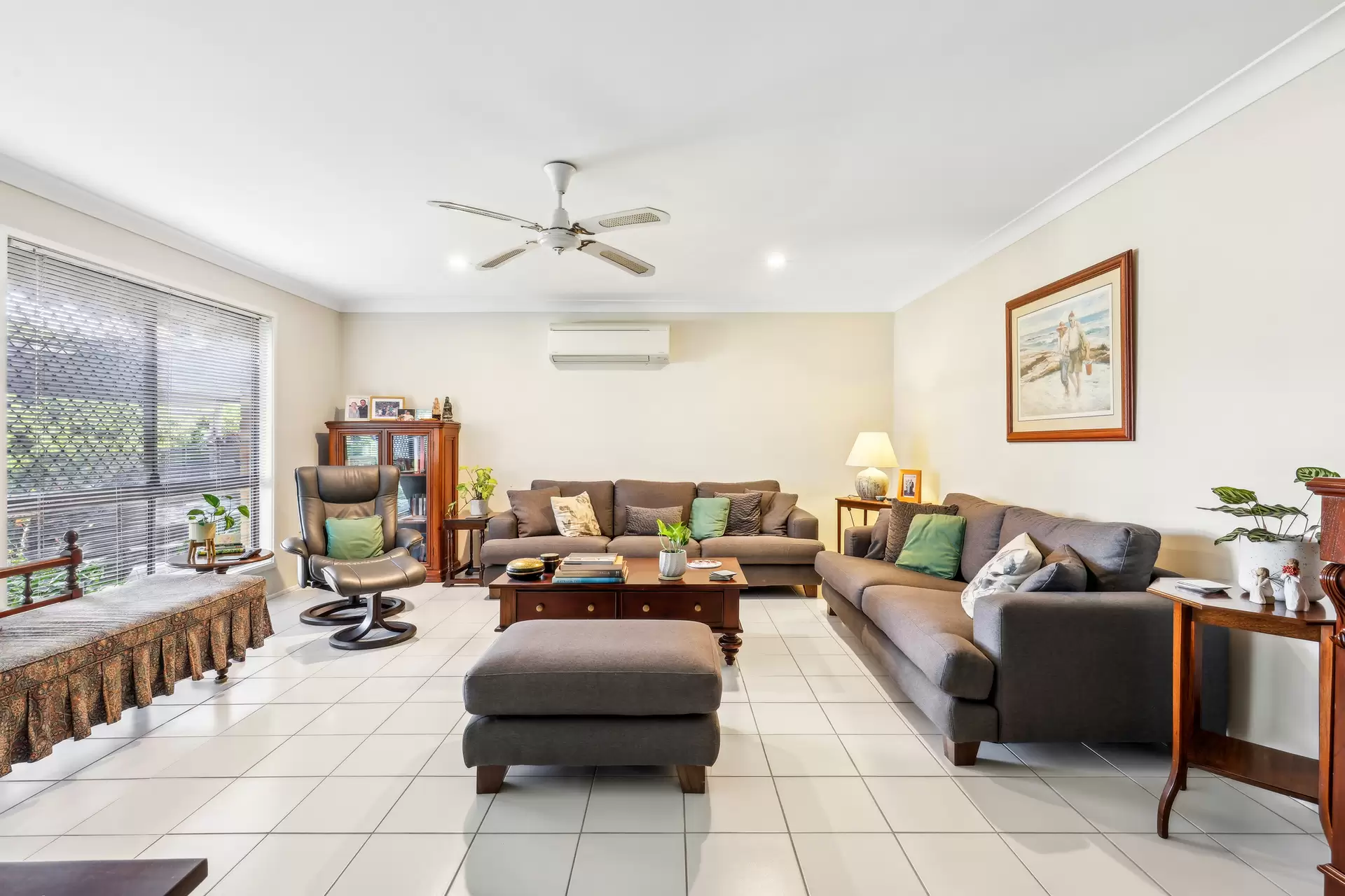 60 Kallaroo Crescent, Ashmore Sold by Queensland Sotheby's International Realty - image 1