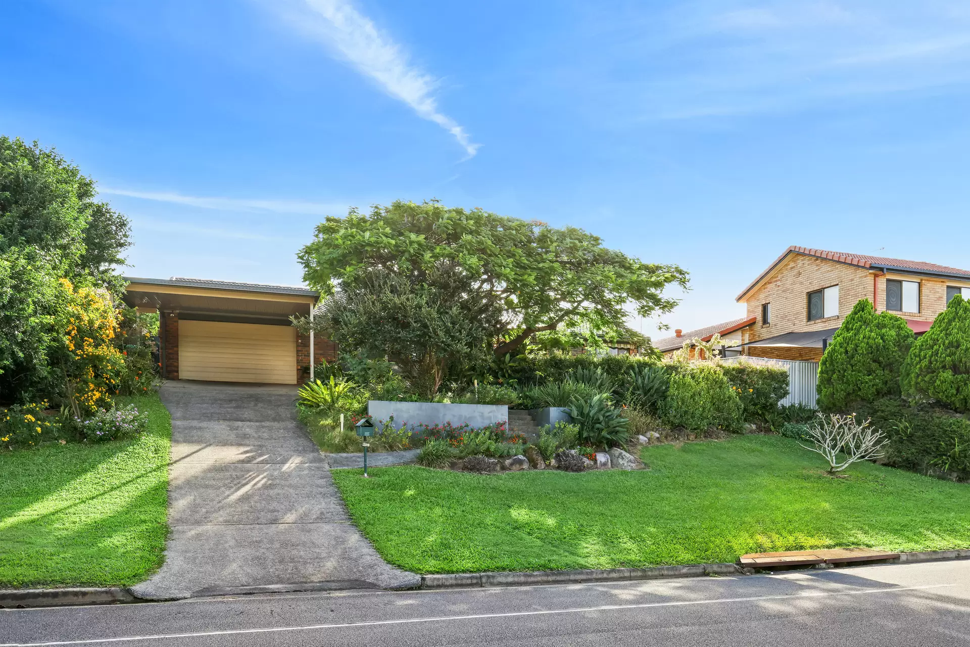 60 Kallaroo Crescent, Ashmore Sold by Queensland Sotheby's International Realty - image 1