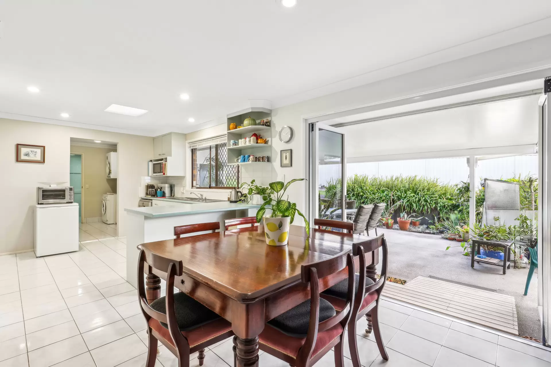 60 Kallaroo Crescent, Ashmore Sold by Queensland Sotheby's International Realty - image 1