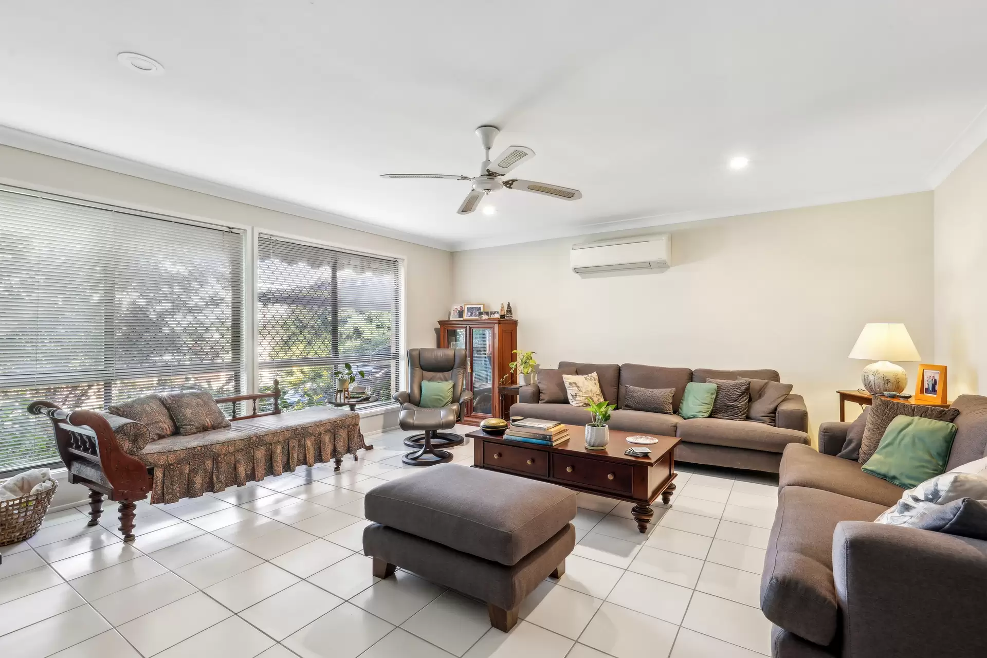 60 Kallaroo Crescent, Ashmore Sold by Queensland Sotheby's International Realty - image 1