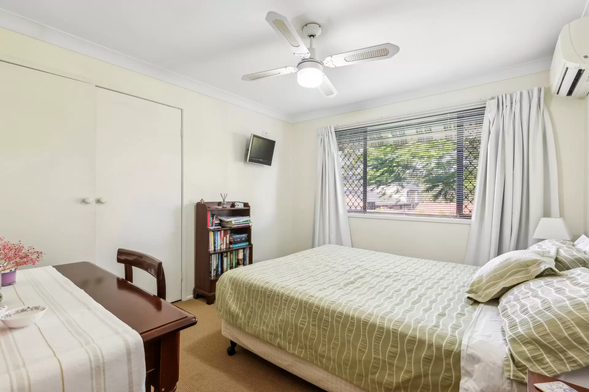 60 Kallaroo Crescent, Ashmore Sold by Queensland Sotheby's International Realty - image 1