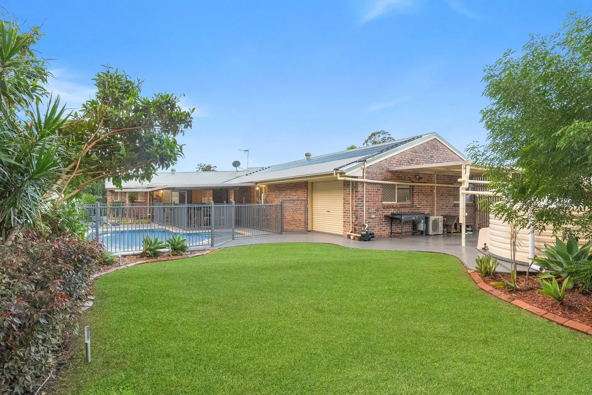 5 Bergan Place, Cleveland Sold by Queensland Sotheby's International Realty - image 1