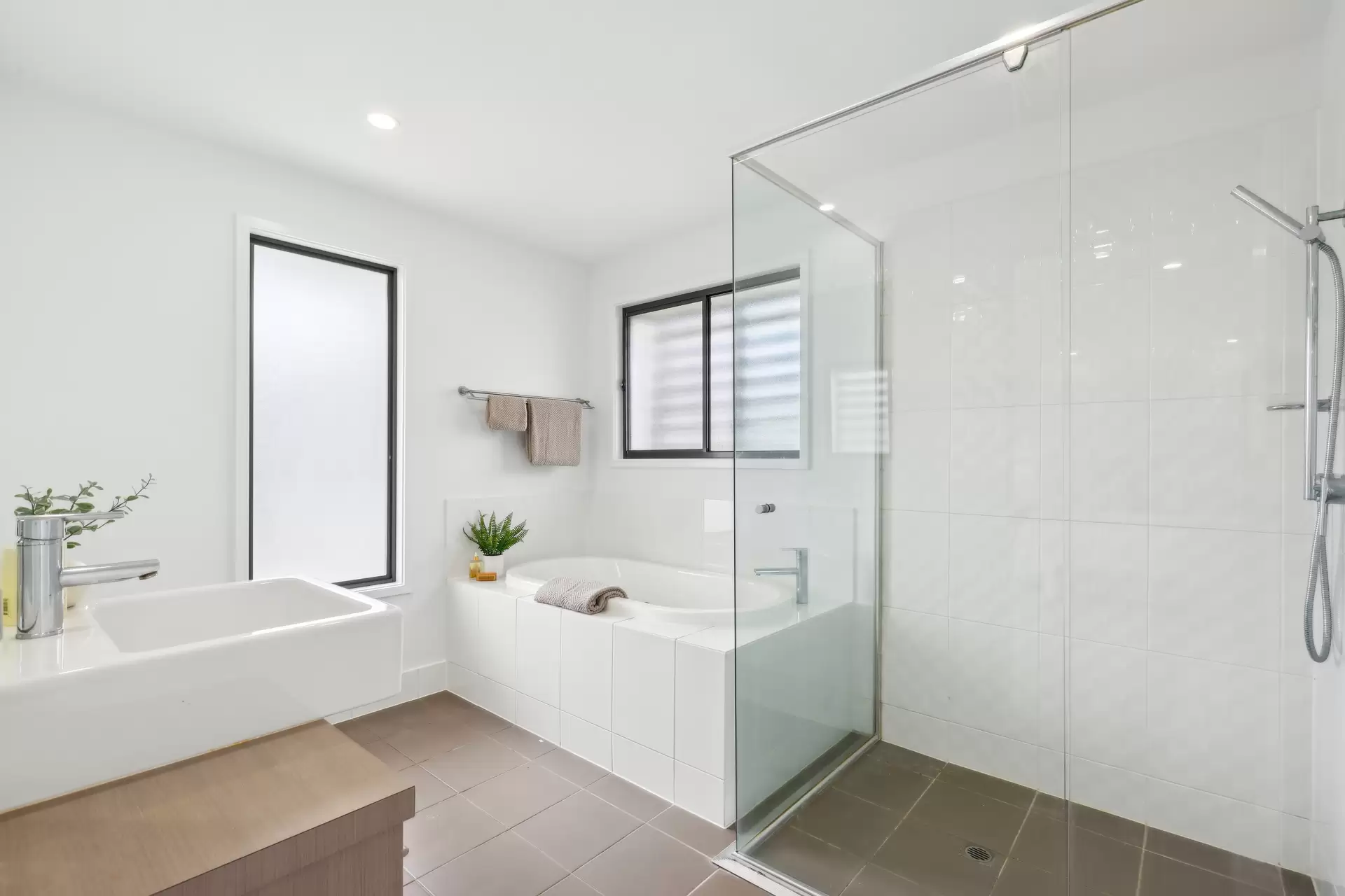 2/6 Egerton Street, Southport Sold by Queensland Sotheby's International Realty - image 1
