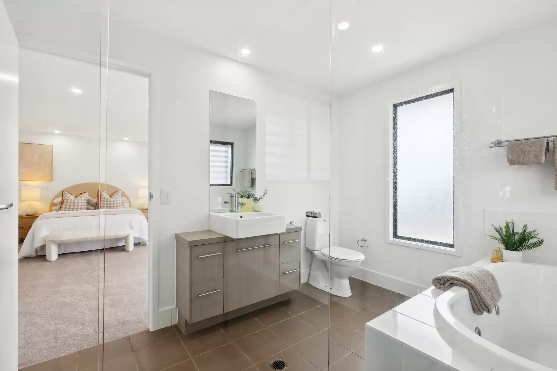 2/6 Egerton Street, Southport Sold by Queensland Sotheby's International Realty - image 1