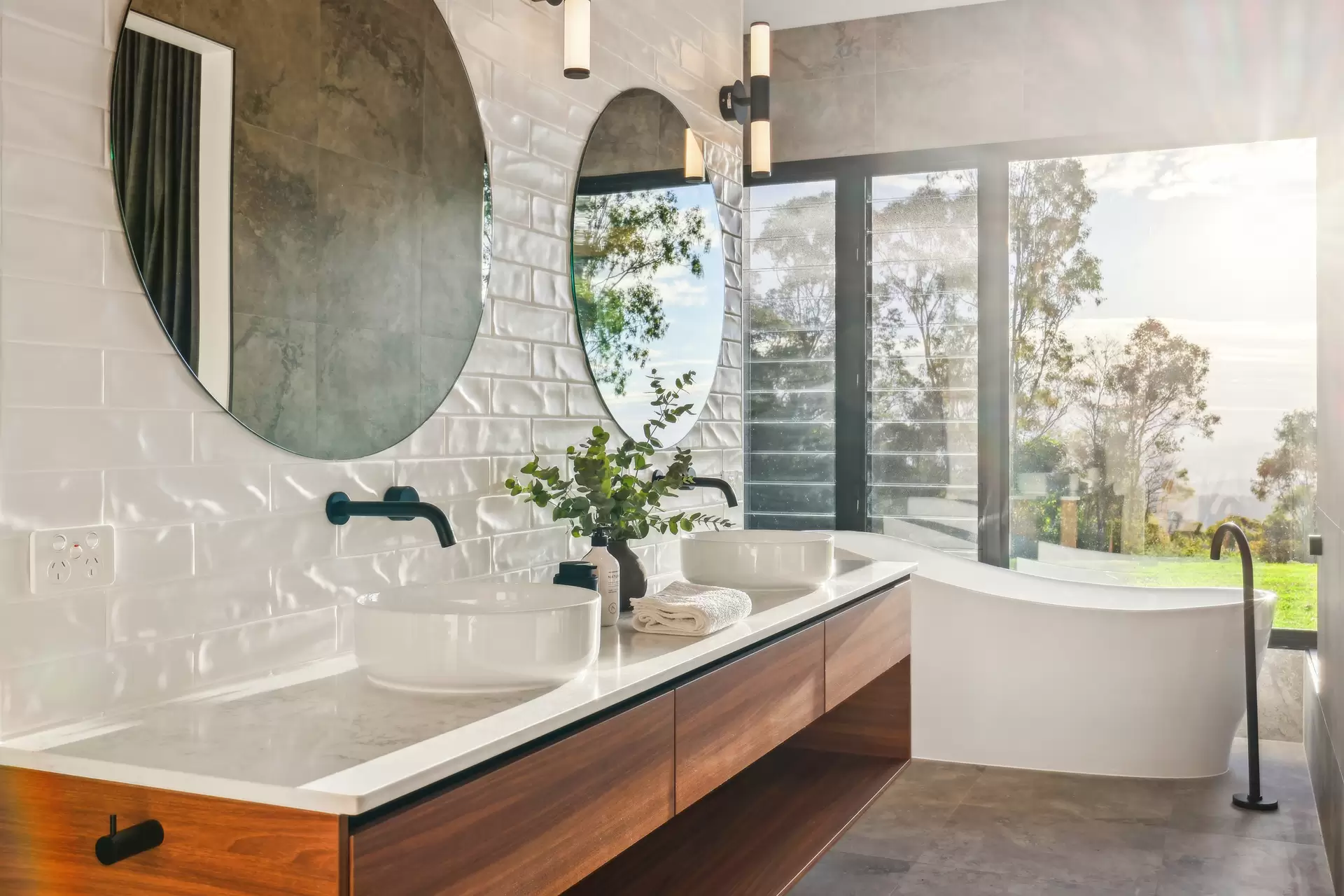 905B Main Western Road, Tamborine Mountain Sold by Queensland Sotheby's International Realty - image 1