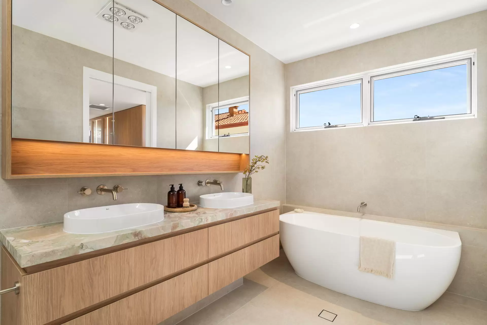 8A Harcourt Crescent, Southport Sold by Queensland Sotheby's International Realty - image 1