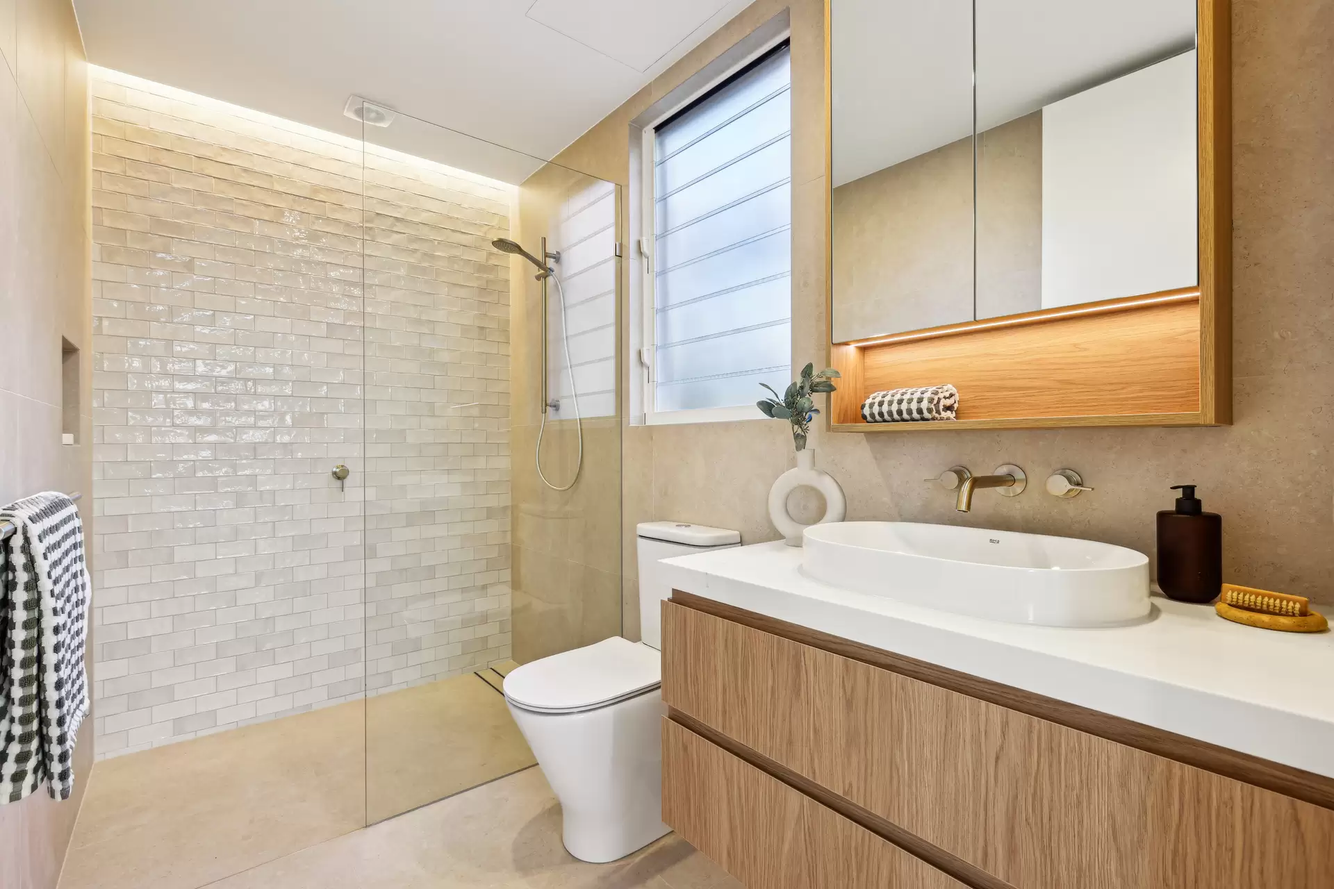 8A Harcourt Crescent, Southport Sold by Queensland Sotheby's International Realty - image 1