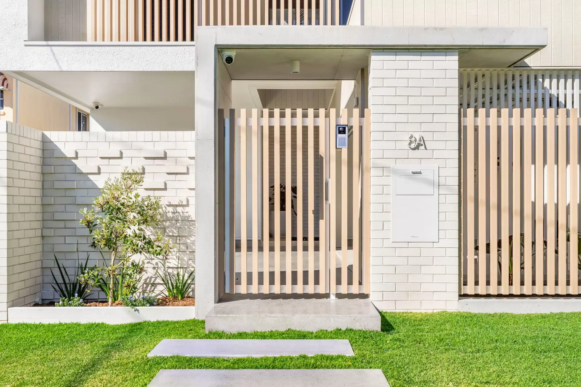 8A Harcourt Crescent, Southport Sold by Queensland Sotheby's International Realty - image 1