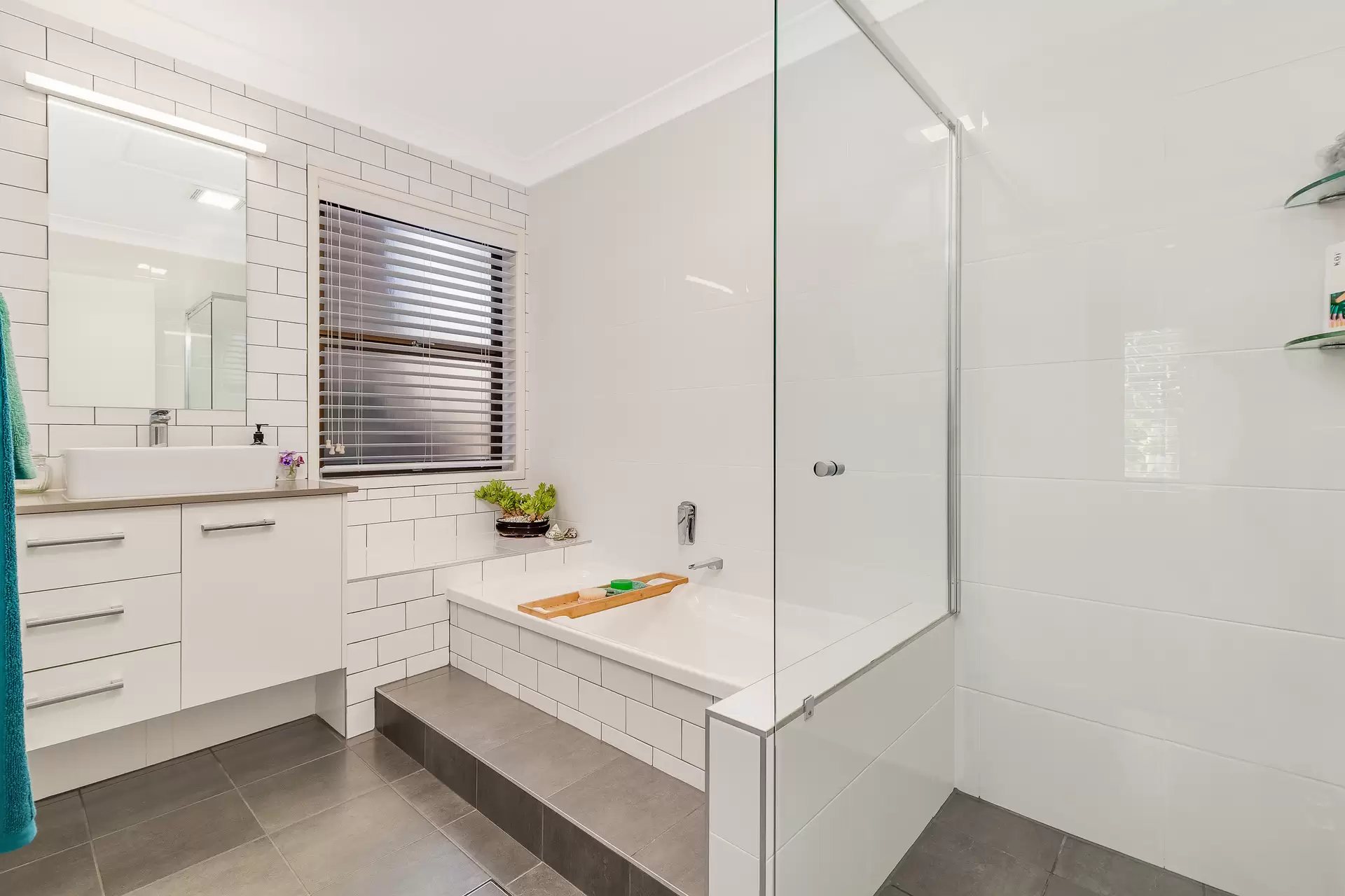 7 Anchorage Drive, Raby Bay Sold by Queensland Sotheby's International Realty - image 1