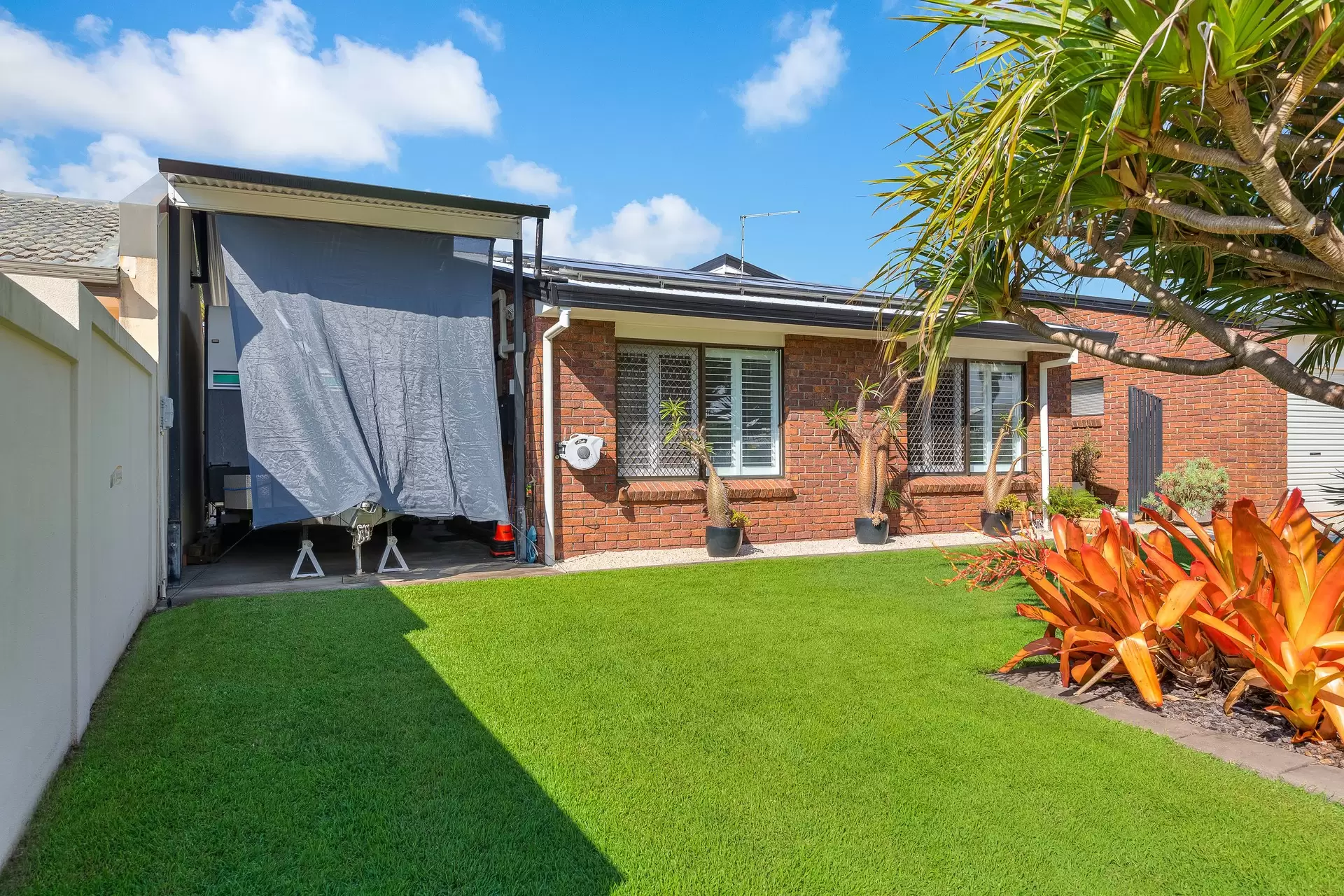 7 Anchorage Drive, Raby Bay Sold by Queensland Sotheby's International Realty - image 1