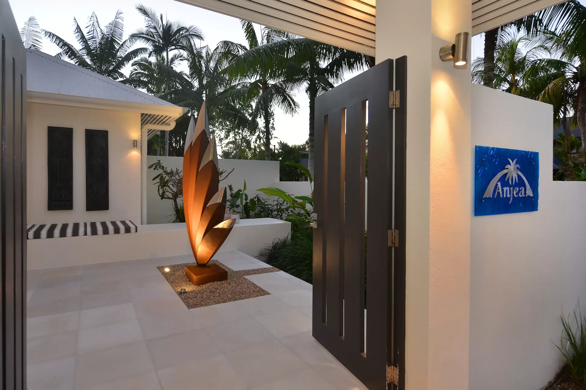 19 Beachfront Mirage Drive, Port Douglas Sold by Queensland Sotheby's International Realty - image 1