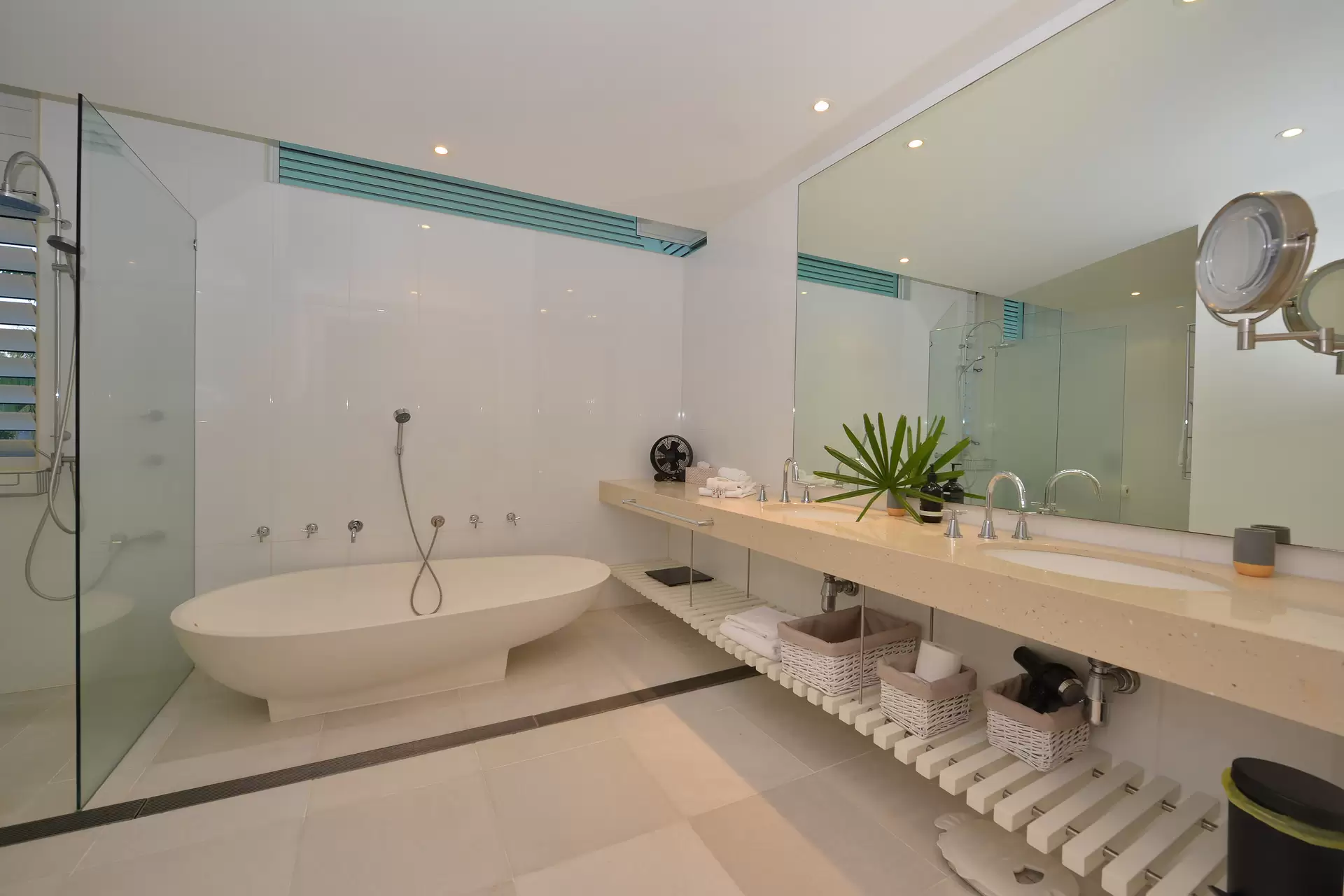 19 Beachfront Mirage Drive, Port Douglas Sold by Queensland Sotheby's International Realty - image 1