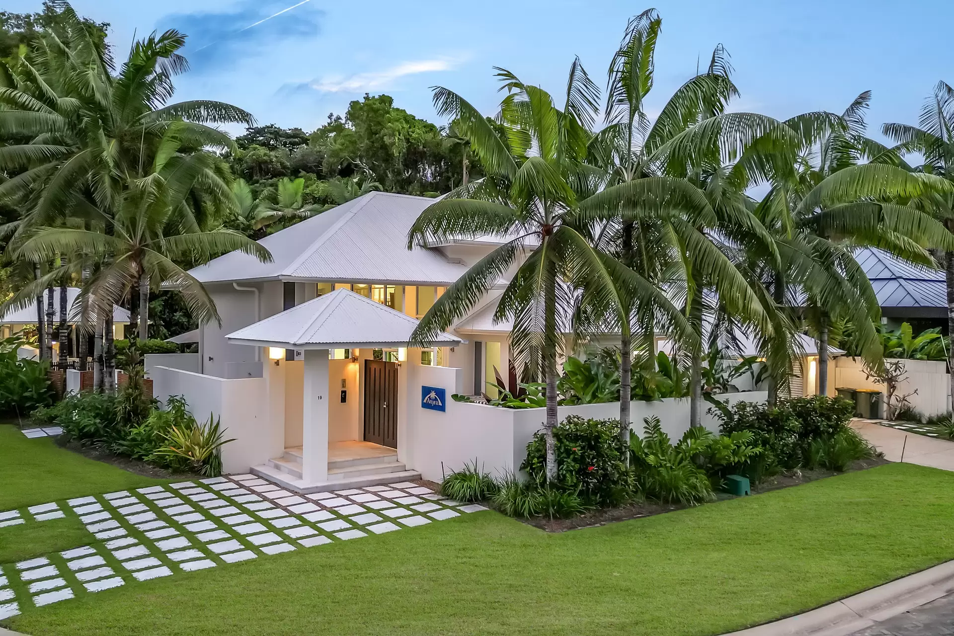 19 Beachfront Mirage Drive, Port Douglas Sold by Queensland Sotheby's International Realty - image 1