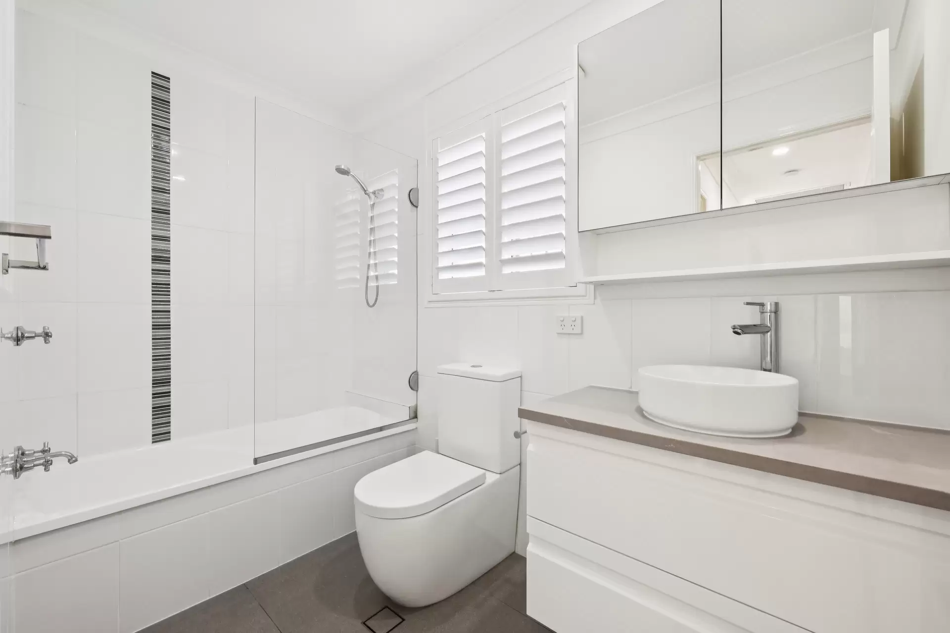 2/33 Gardiners Place, Southport Sold by Queensland Sotheby's International Realty - image 1