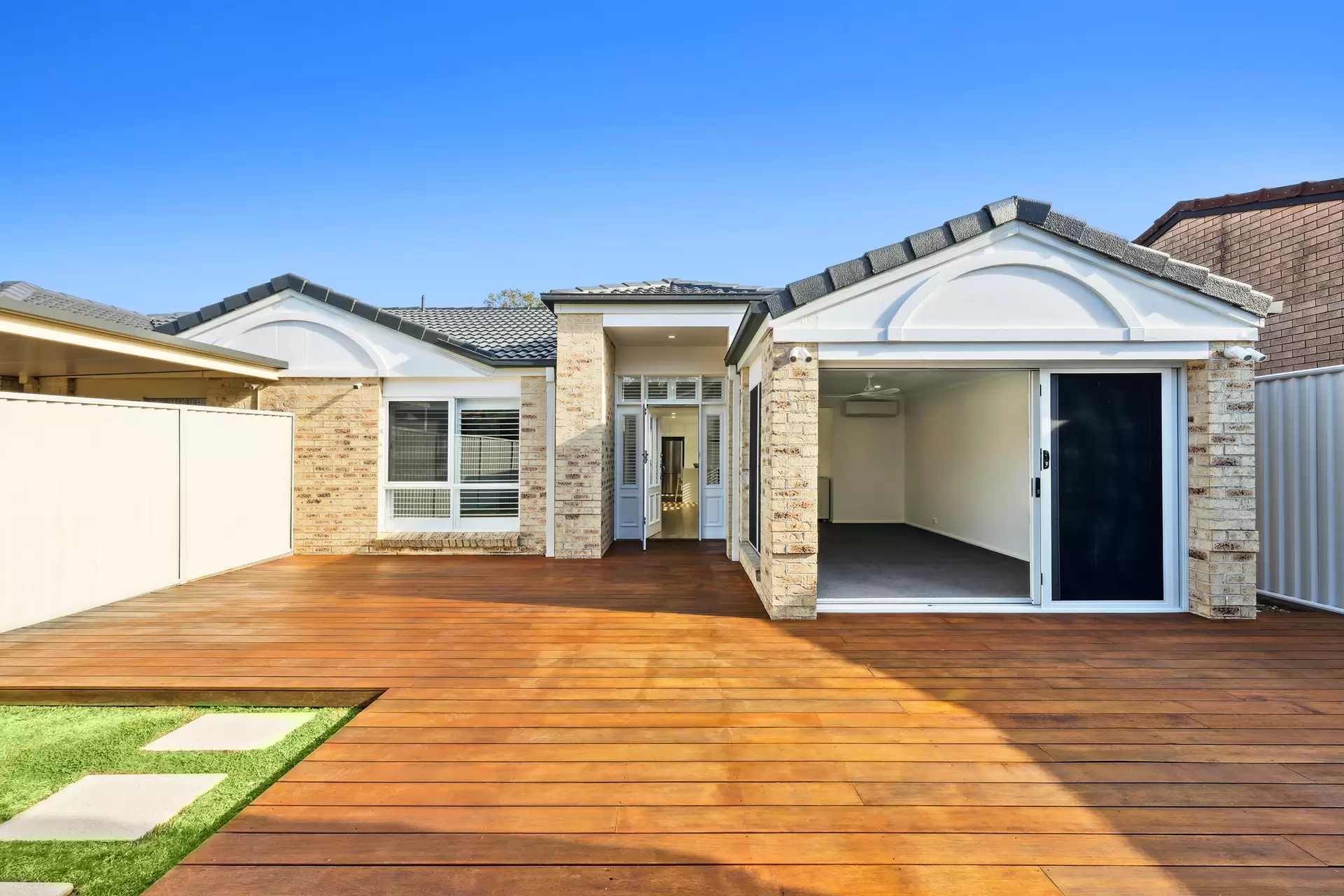2/33 Gardiners Place, Southport Sold by Queensland Sotheby's International Realty - image 1