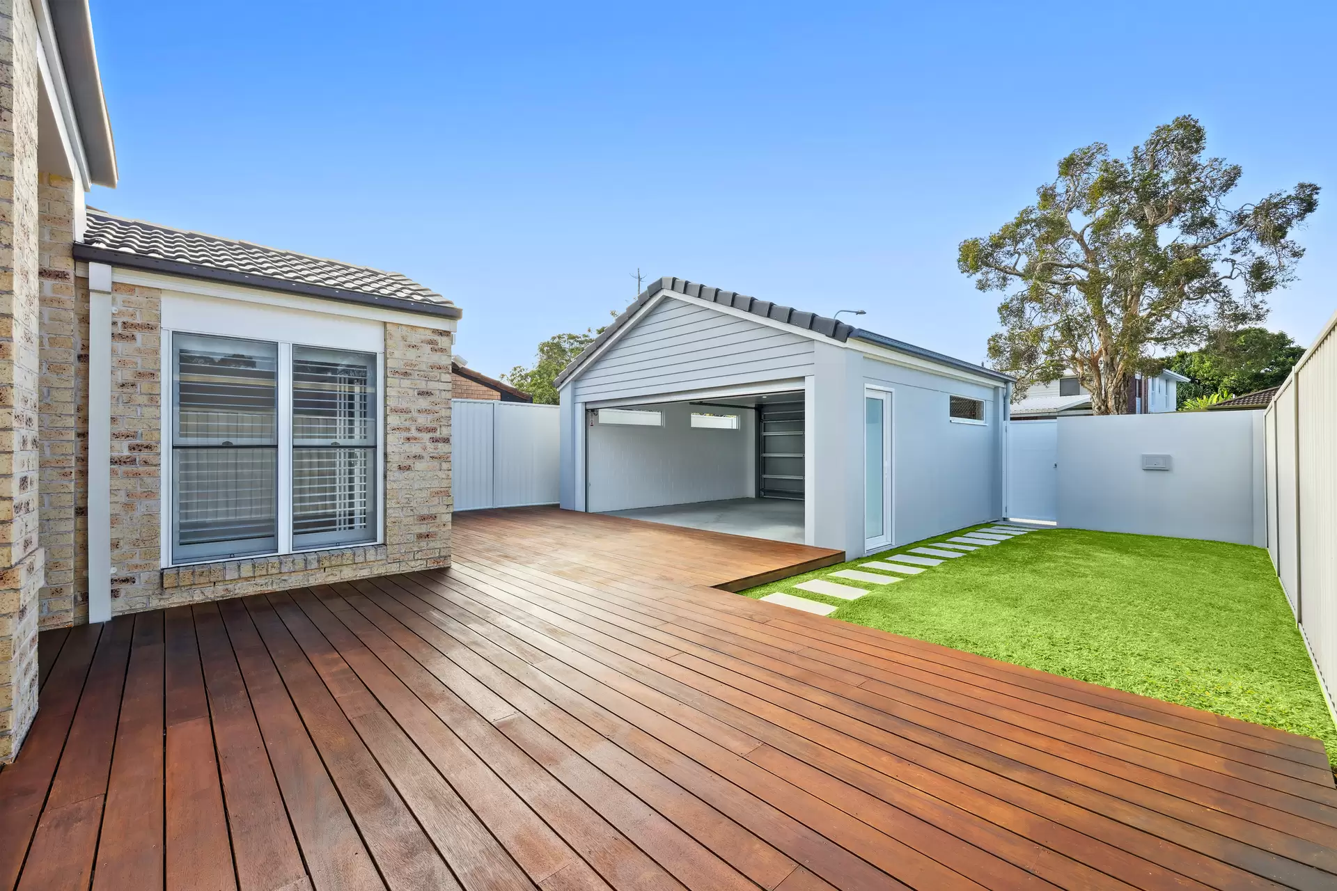 2/33 Gardiners Place, Southport Sold by Queensland Sotheby's International Realty - image 1