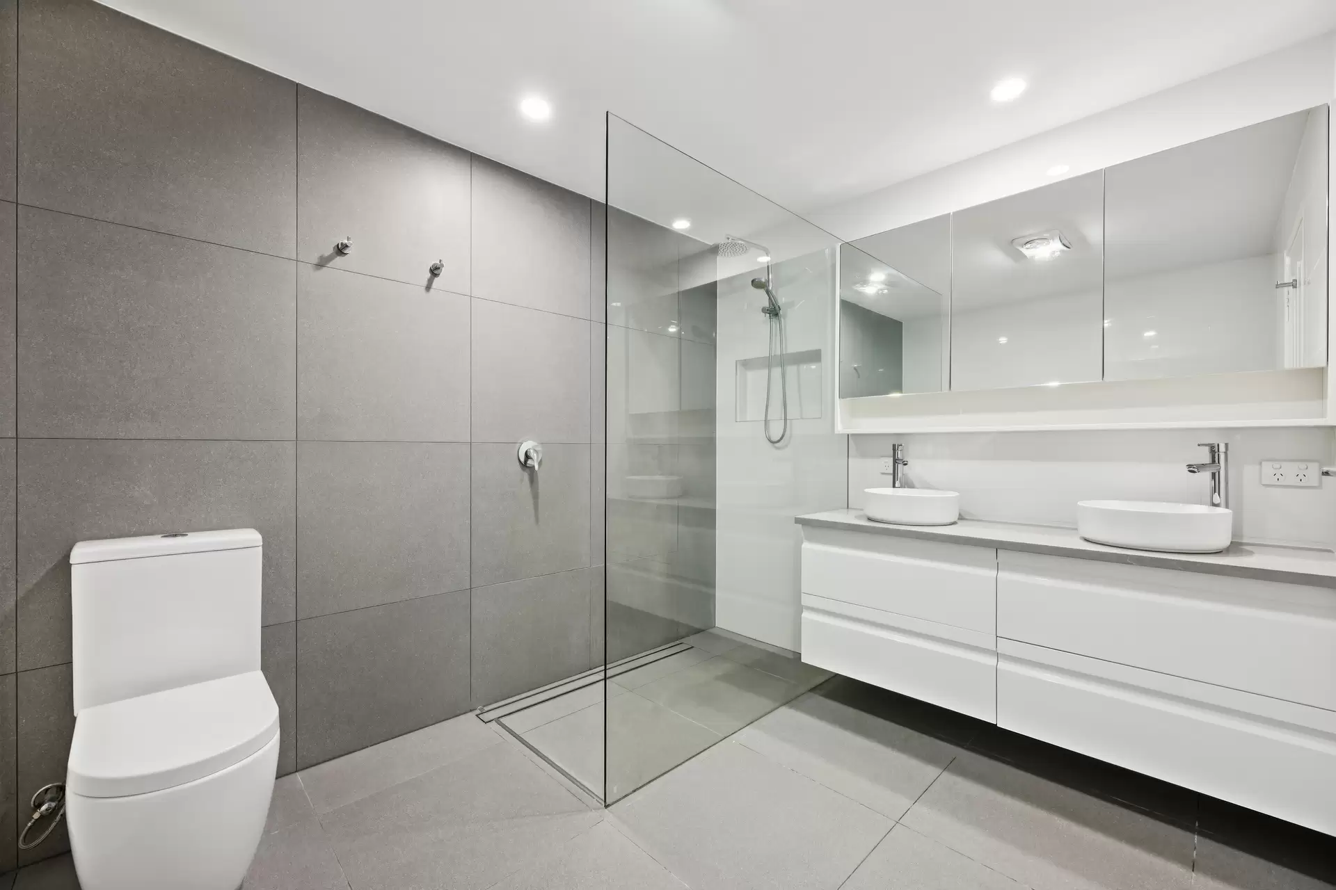 2/33 Gardiners Place, Southport Sold by Queensland Sotheby's International Realty - image 1