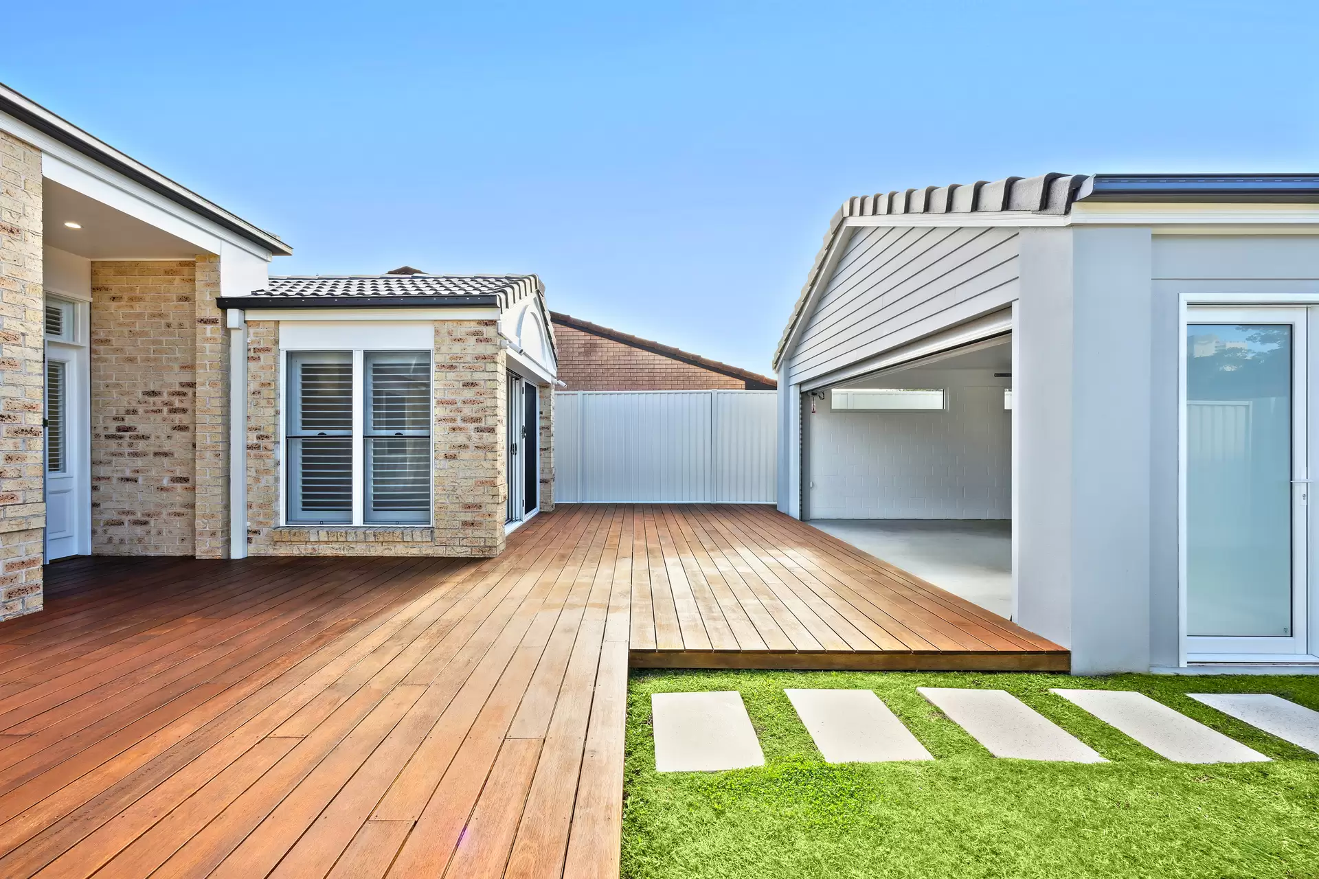 2/33 Gardiners Place, Southport Sold by Queensland Sotheby's International Realty - image 1