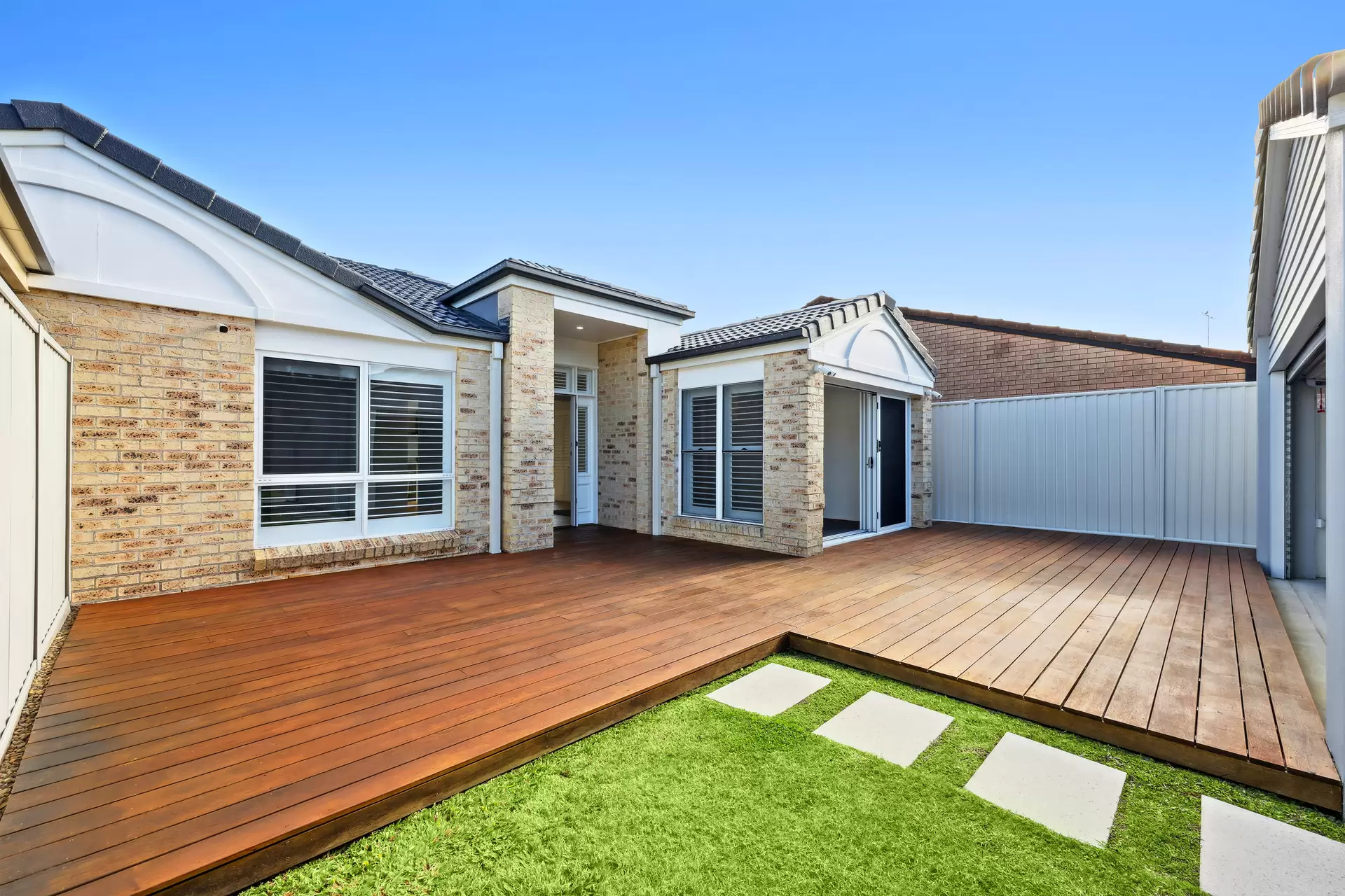 2/33 Gardiners Place, Southport Sold by Queensland Sotheby's International Realty - image 1