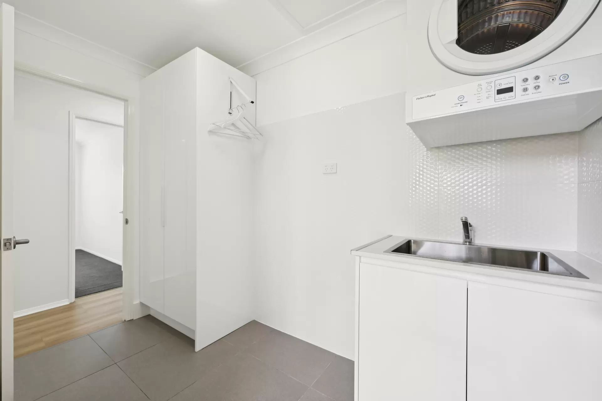 2/33 Gardiners Place, Southport Sold by Queensland Sotheby's International Realty - image 1