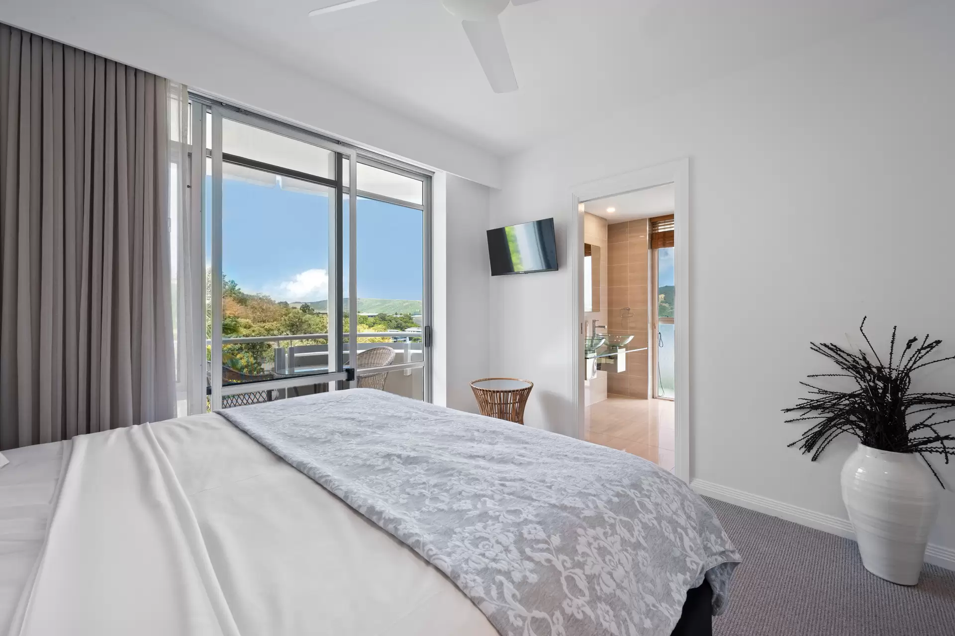 2/1 Marina Drive, Hamilton Island Sold by Queensland Sotheby's International Realty - image 1