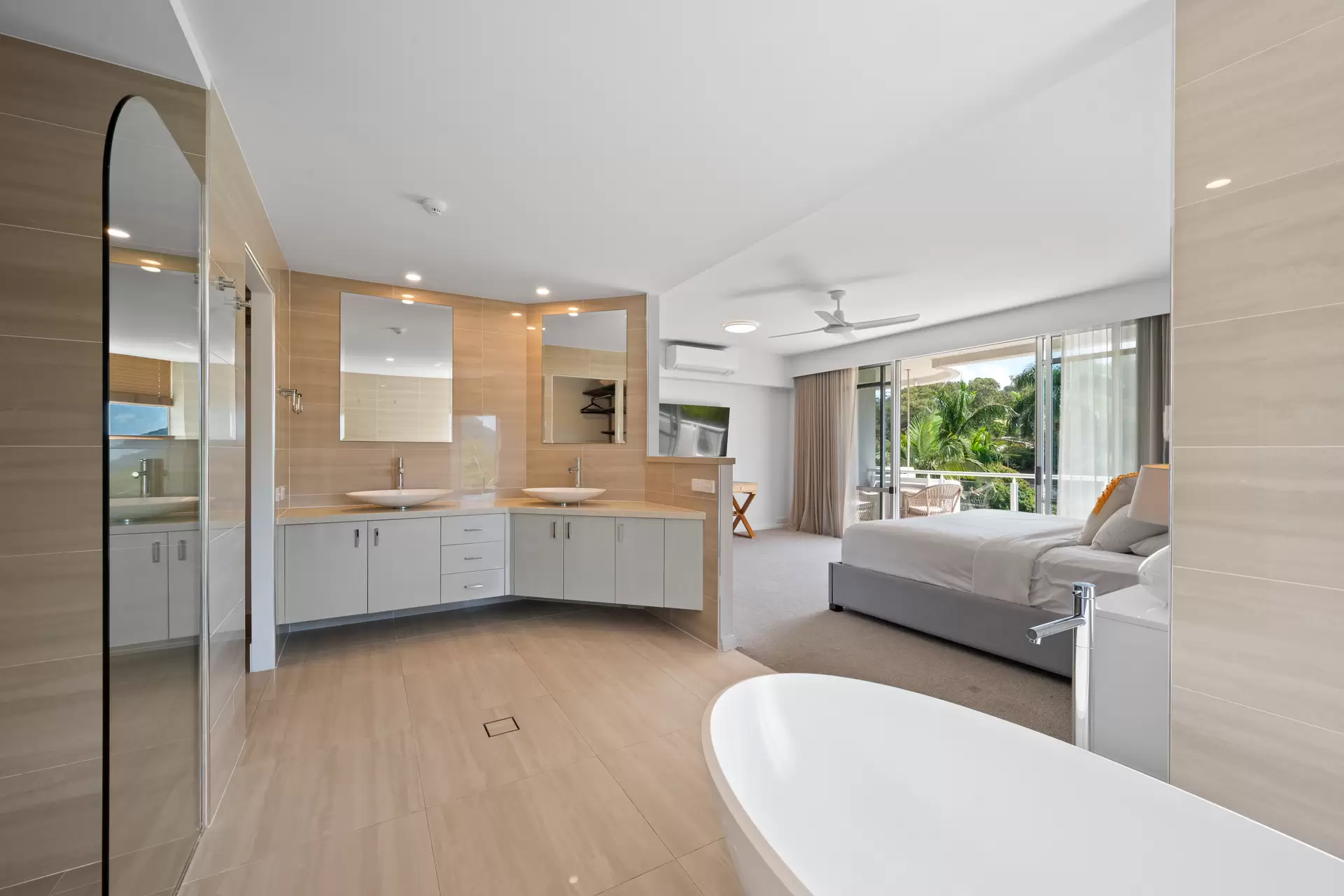 2/1 Marina Drive, Hamilton Island Sold by Queensland Sotheby's International Realty - image 1