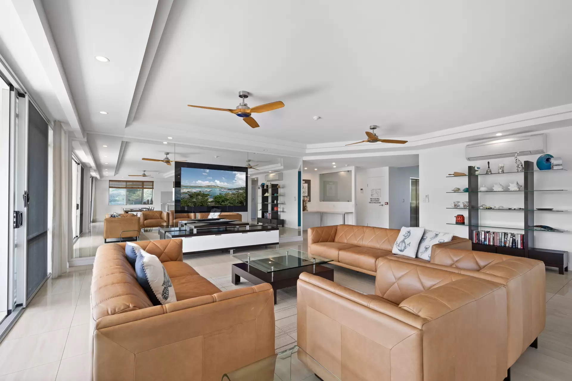 2/1 Marina Drive, Hamilton Island Sold by  - image 1