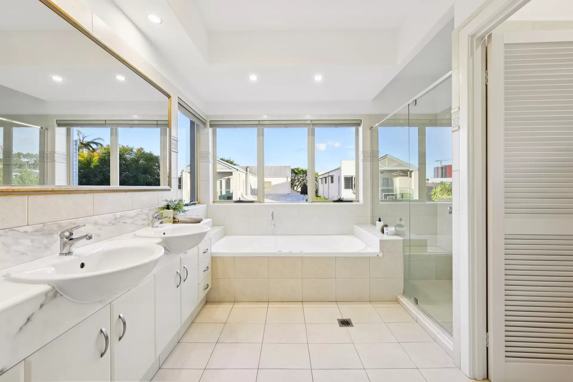 14 Durham Street, Southport Sold by Queensland Sotheby's International Realty - image 1
