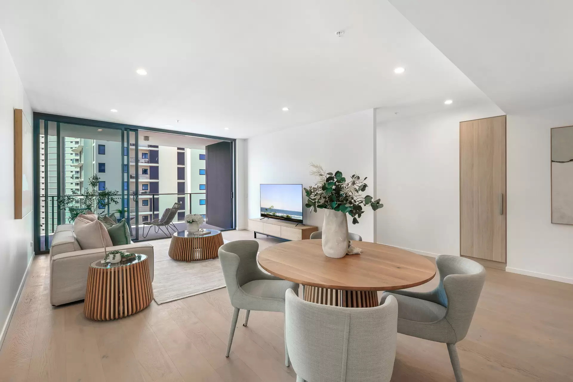 131/25 Woodroffe Avenue, Main Beach Sold by Queensland Sotheby's International Realty - image 1