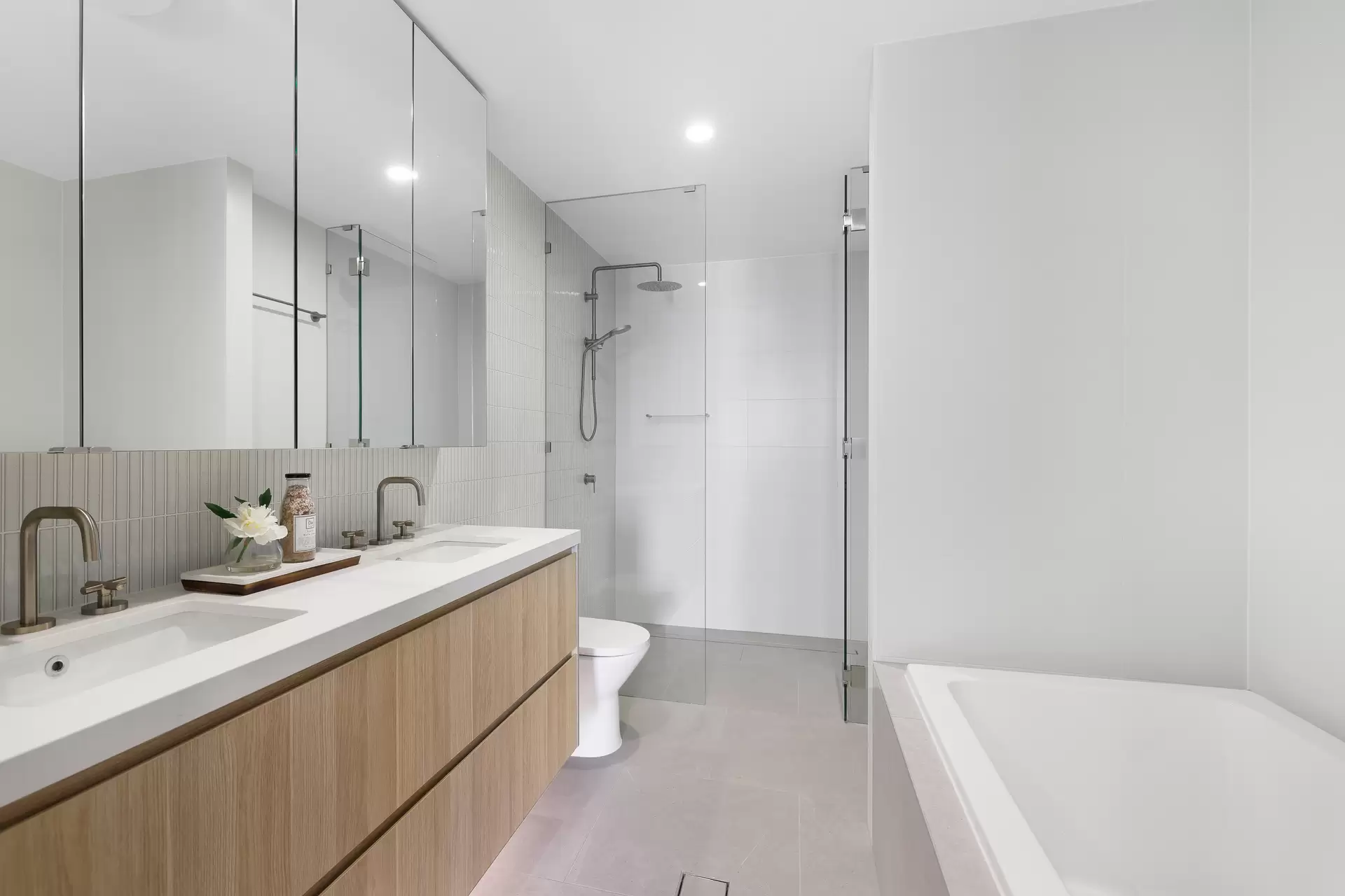 131/25 Woodroffe Avenue, Main Beach Sold by Queensland Sotheby's International Realty - image 1