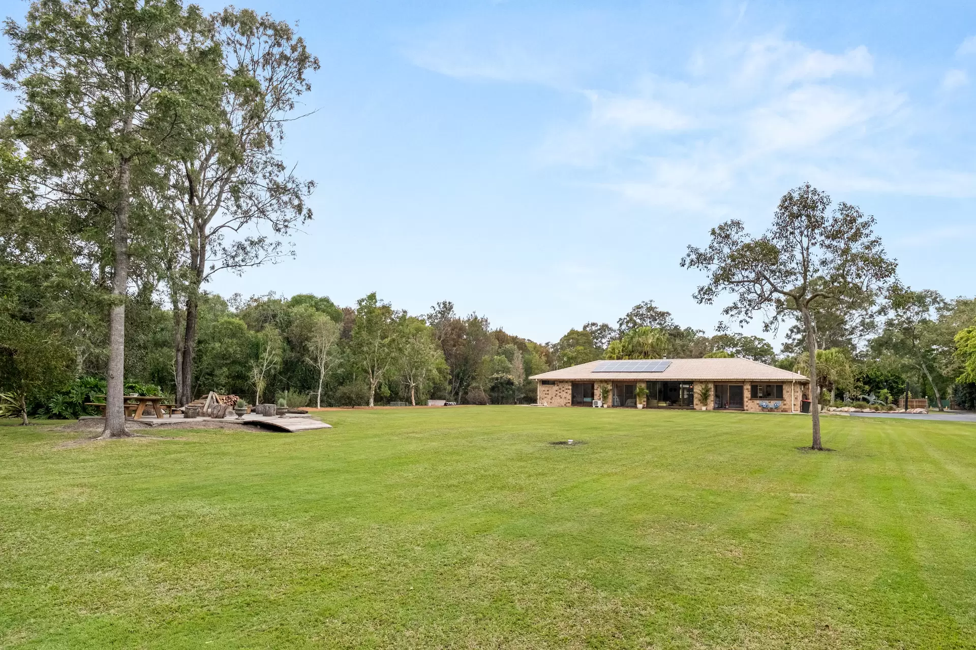 134 Grassdale Road, Belmont Sold by Queensland Sotheby's International Realty - image 1