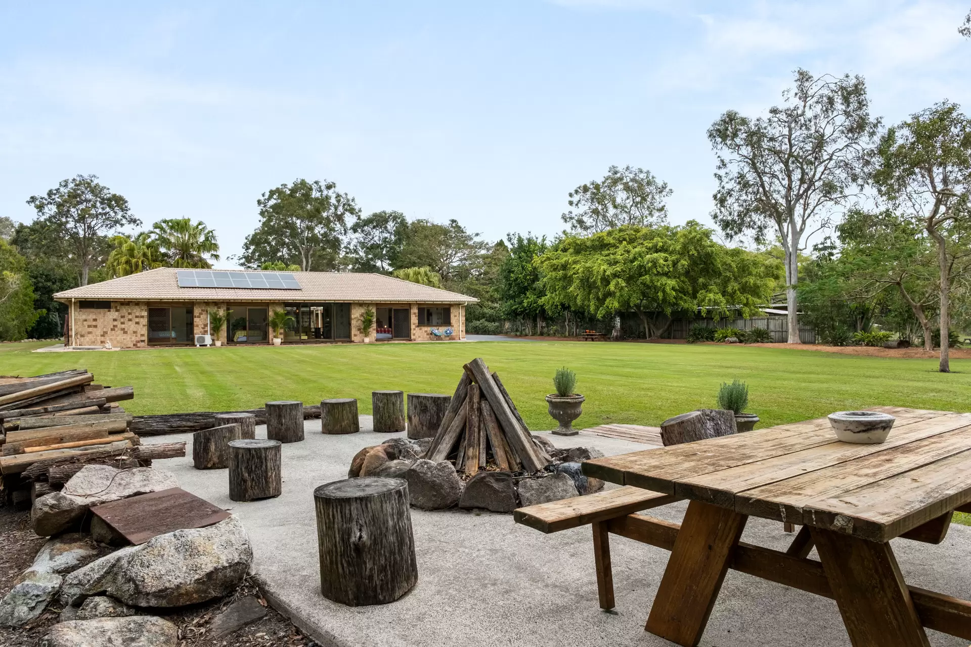 134 Grassdale Road, Belmont Sold by Queensland Sotheby's International Realty - image 1