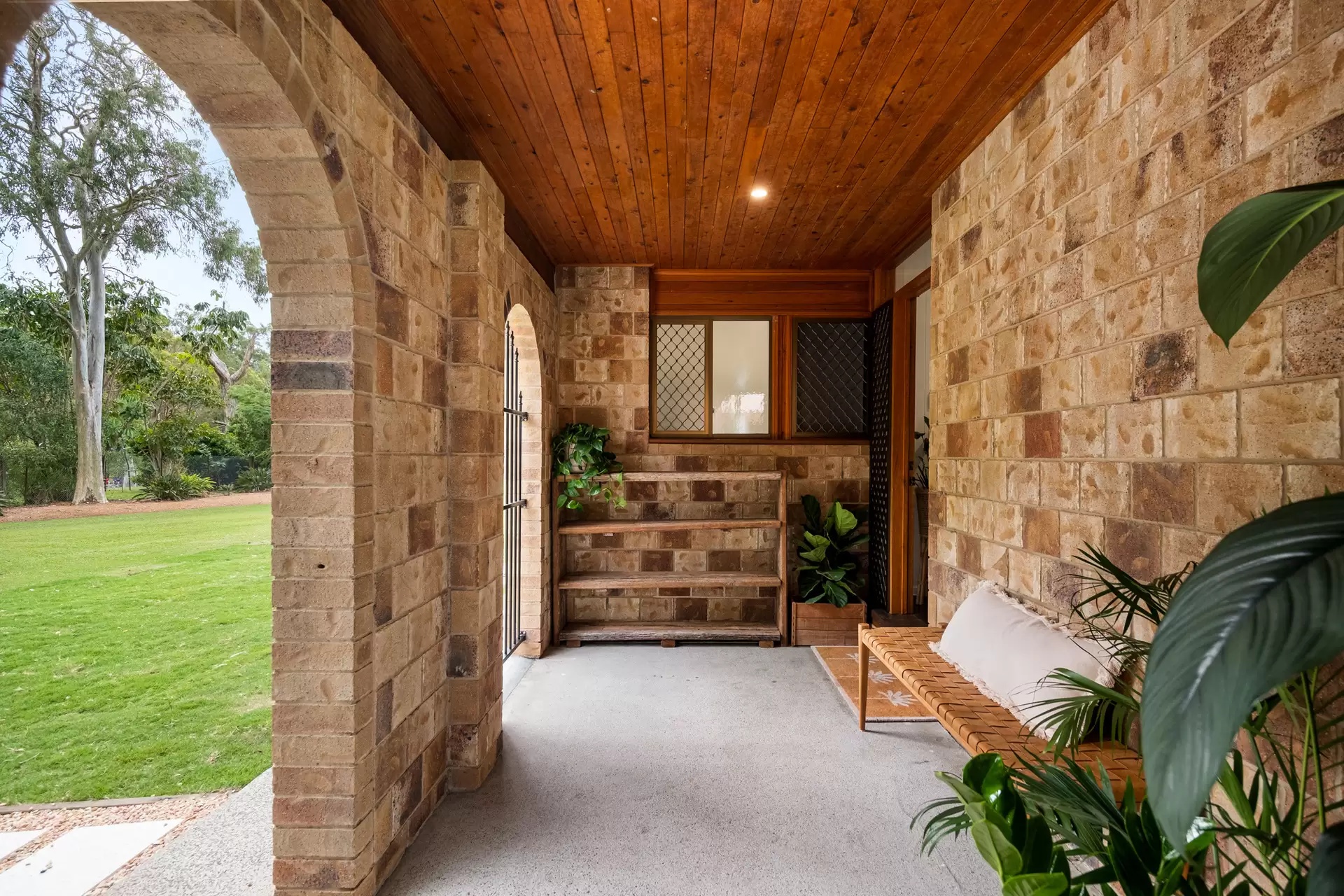 134 Grassdale Road, Belmont Sold by Queensland Sotheby's International Realty - image 1