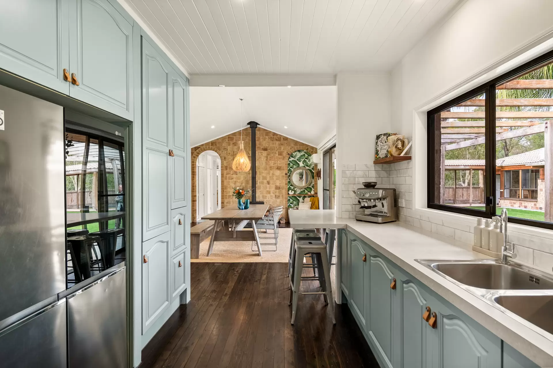 134 Grassdale Road, Belmont Sold by Queensland Sotheby's International Realty - image 1
