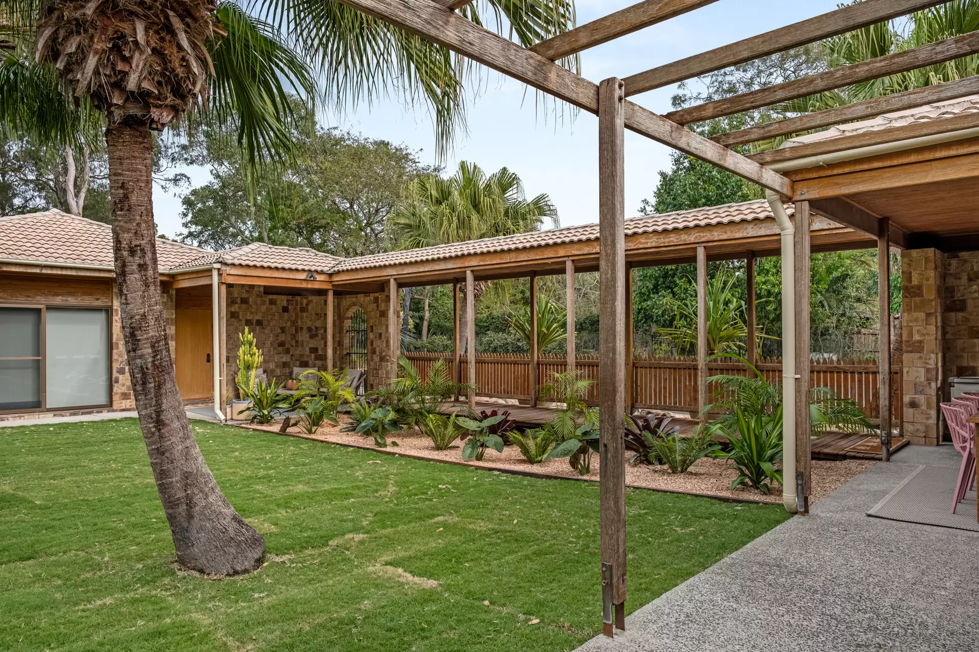 134 Grassdale Road, Belmont Sold by Queensland Sotheby's International Realty - image 1