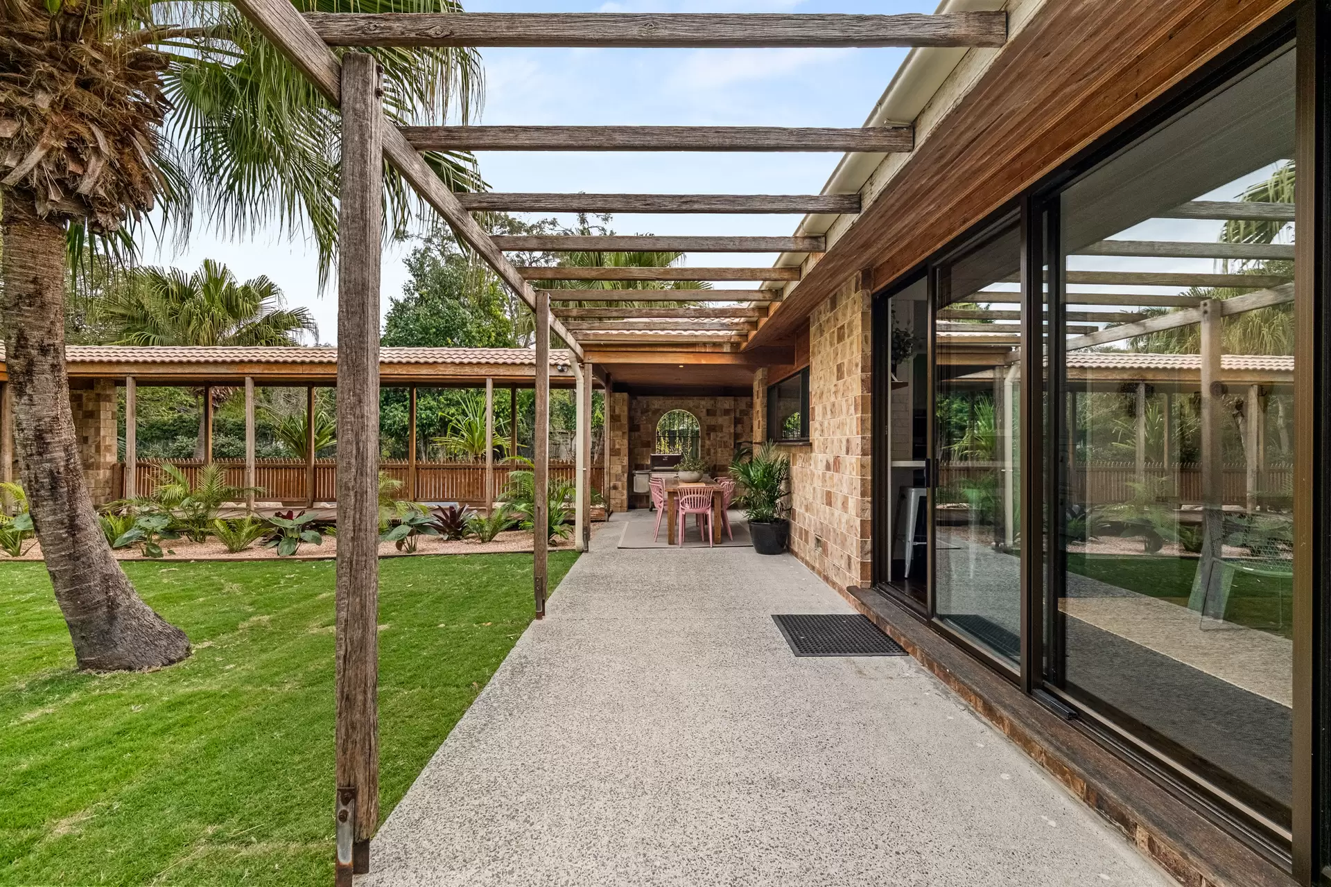 134 Grassdale Road, Belmont Sold by Queensland Sotheby's International Realty - image 1