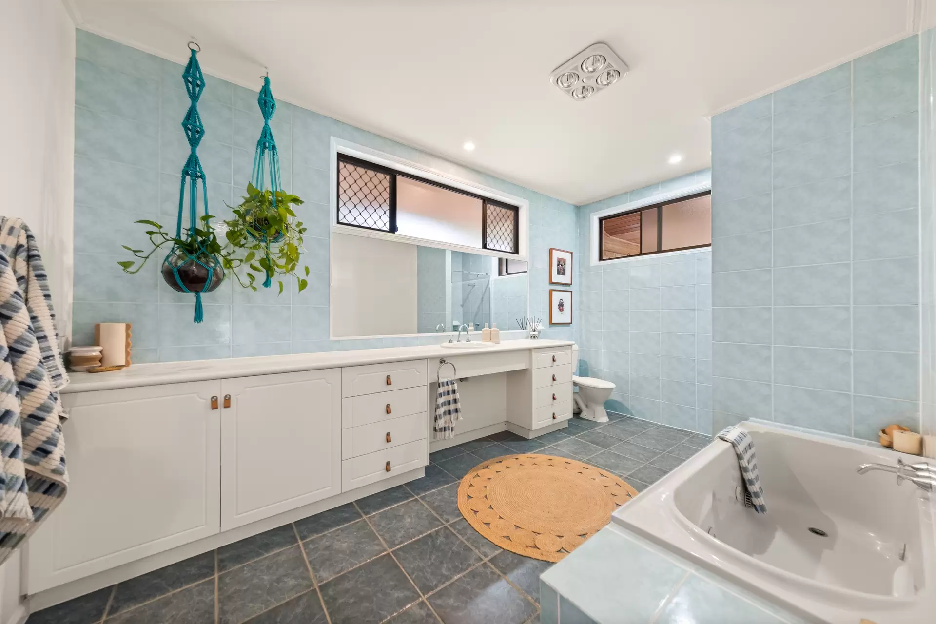 134 Grassdale Road, Belmont Sold by Queensland Sotheby's International Realty - image 1