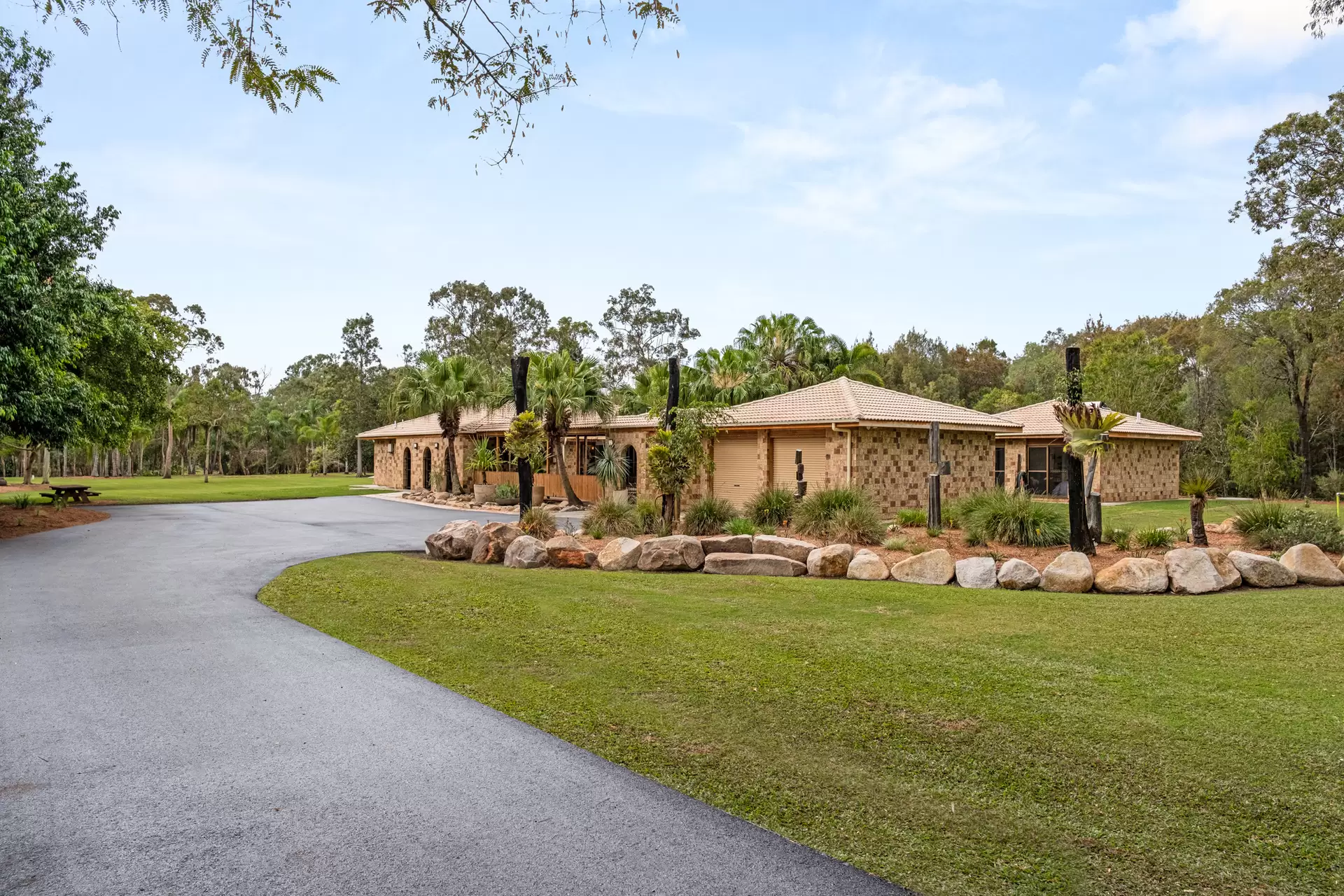 134 Grassdale Road, Belmont Sold by Queensland Sotheby's International Realty - image 1