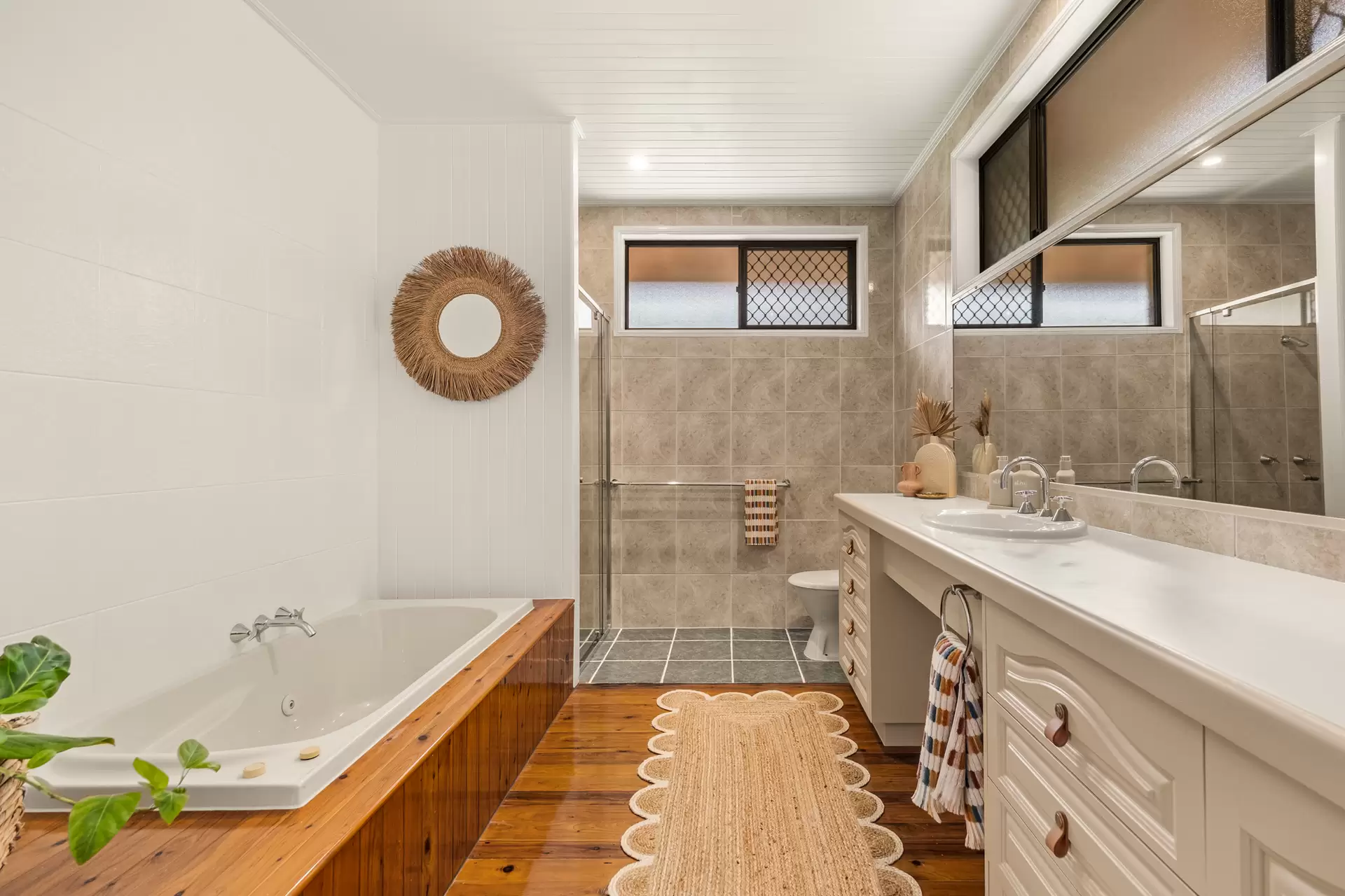 134 Grassdale Road, Belmont Sold by Queensland Sotheby's International Realty - image 1