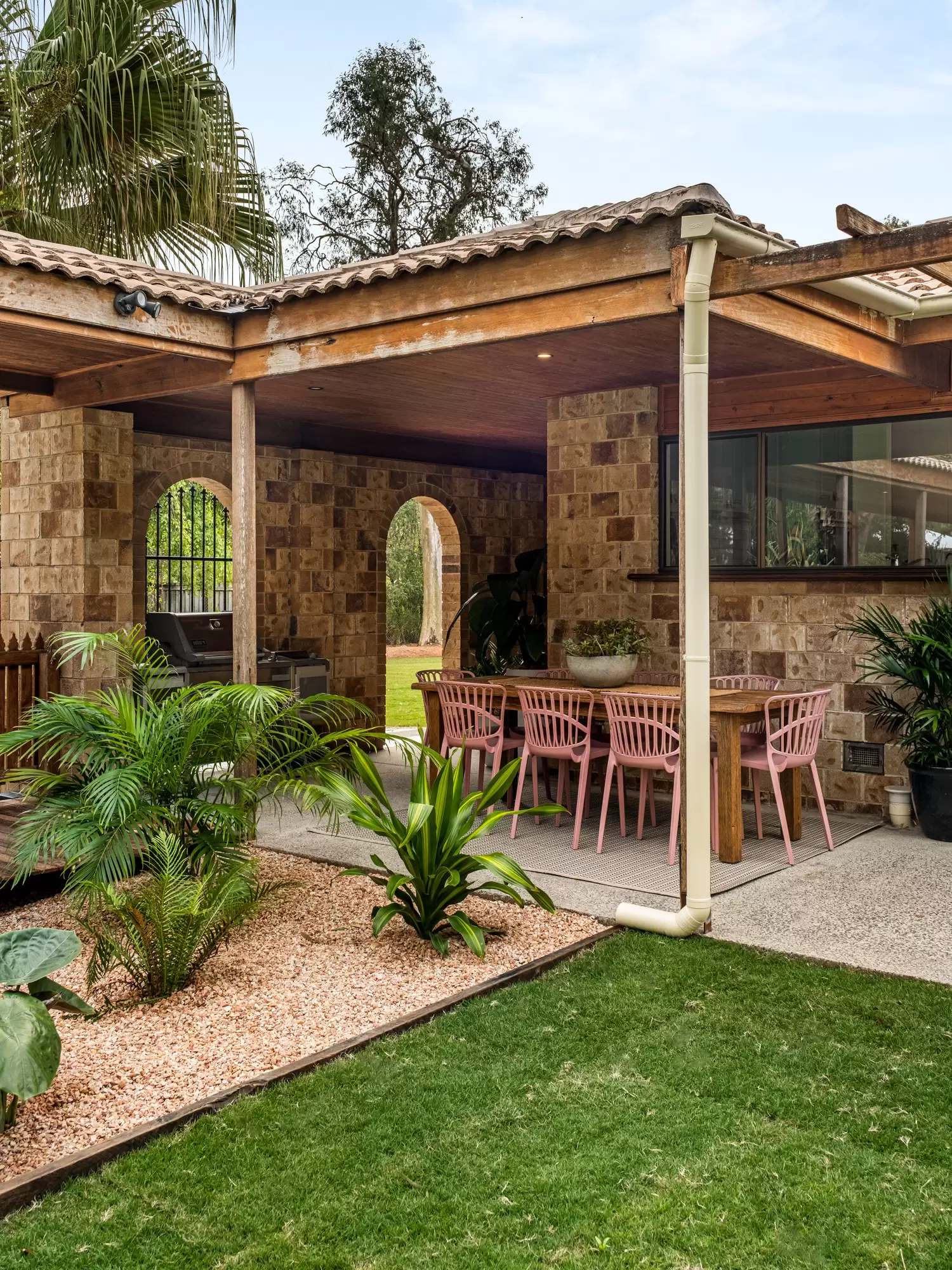 134 Grassdale Road, Belmont Sold by Queensland Sotheby's International Realty - image 1