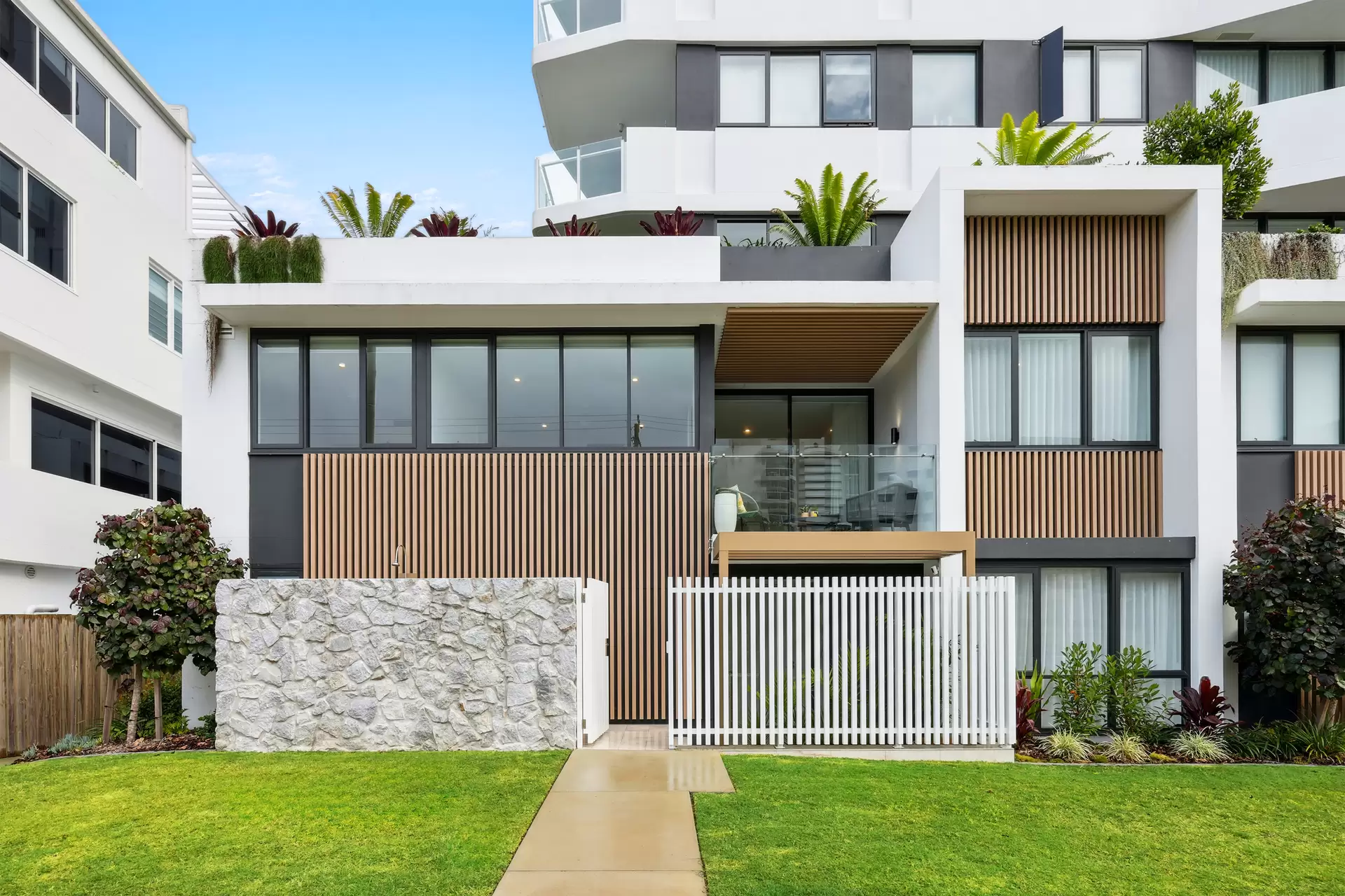 204/5 Nyrang Avenue, Palm Beach Sold by Queensland Sotheby's International Realty - image 1