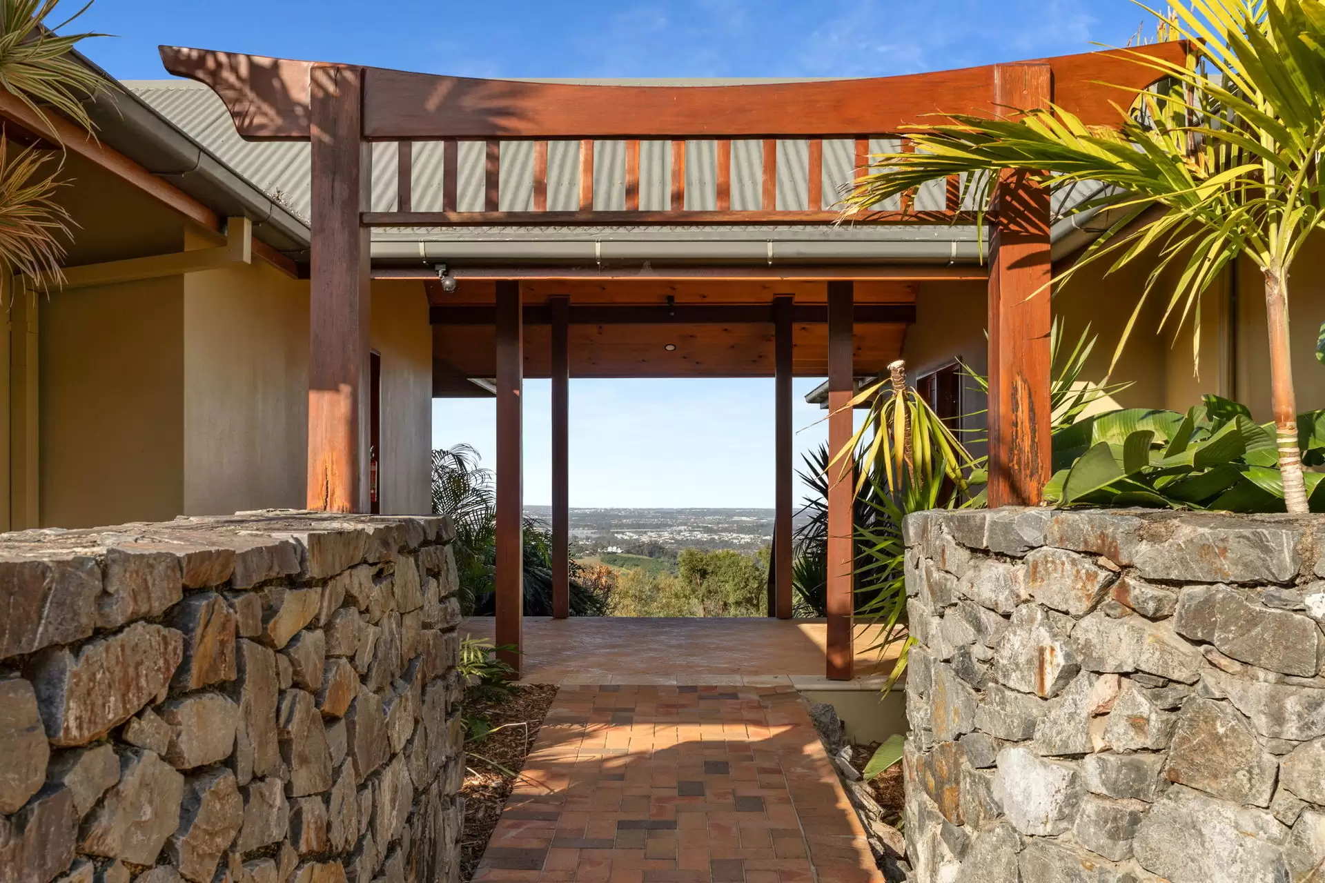 423 Ruffles Road, Willow Vale Sold by Queensland Sotheby's International Realty - image 1
