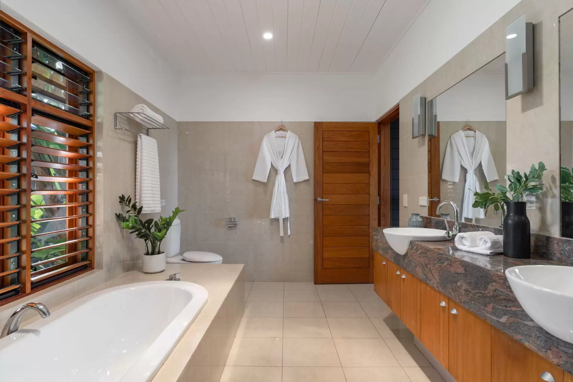 423 Ruffles Road, Willow Vale Sold by Queensland Sotheby's International Realty - image 1