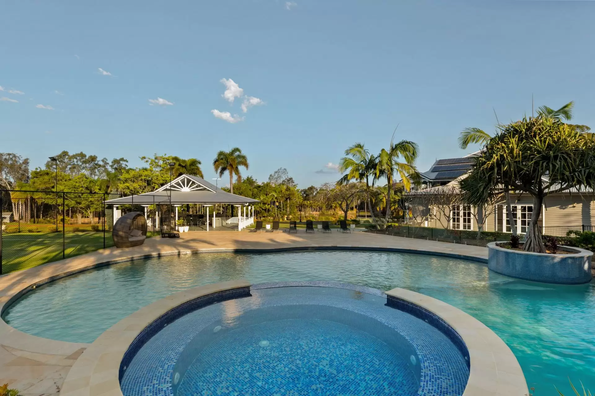 89 Oakridge Street, Burbank Sold by Queensland Sotheby's International Realty - image 1