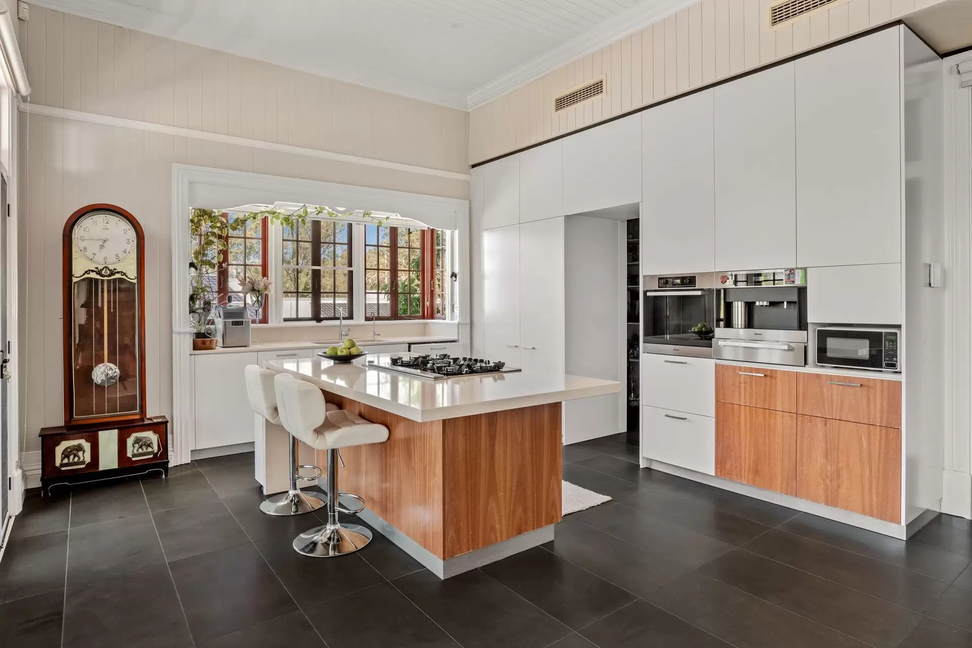 89 Oakridge Street, Burbank Sold by Queensland Sotheby's International Realty - image 1