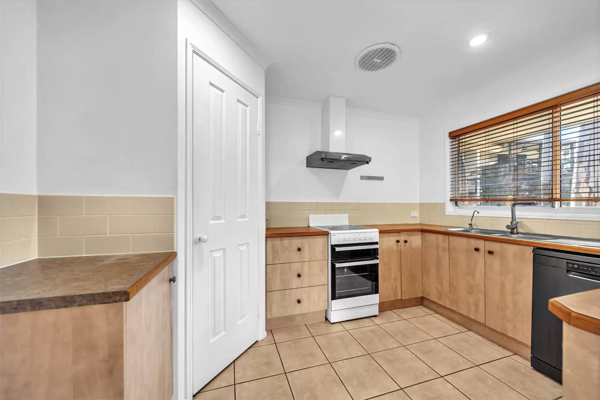 1/11 MacArthur Drive, Cannonvale Sold by Queensland Sotheby's International Realty - image 1