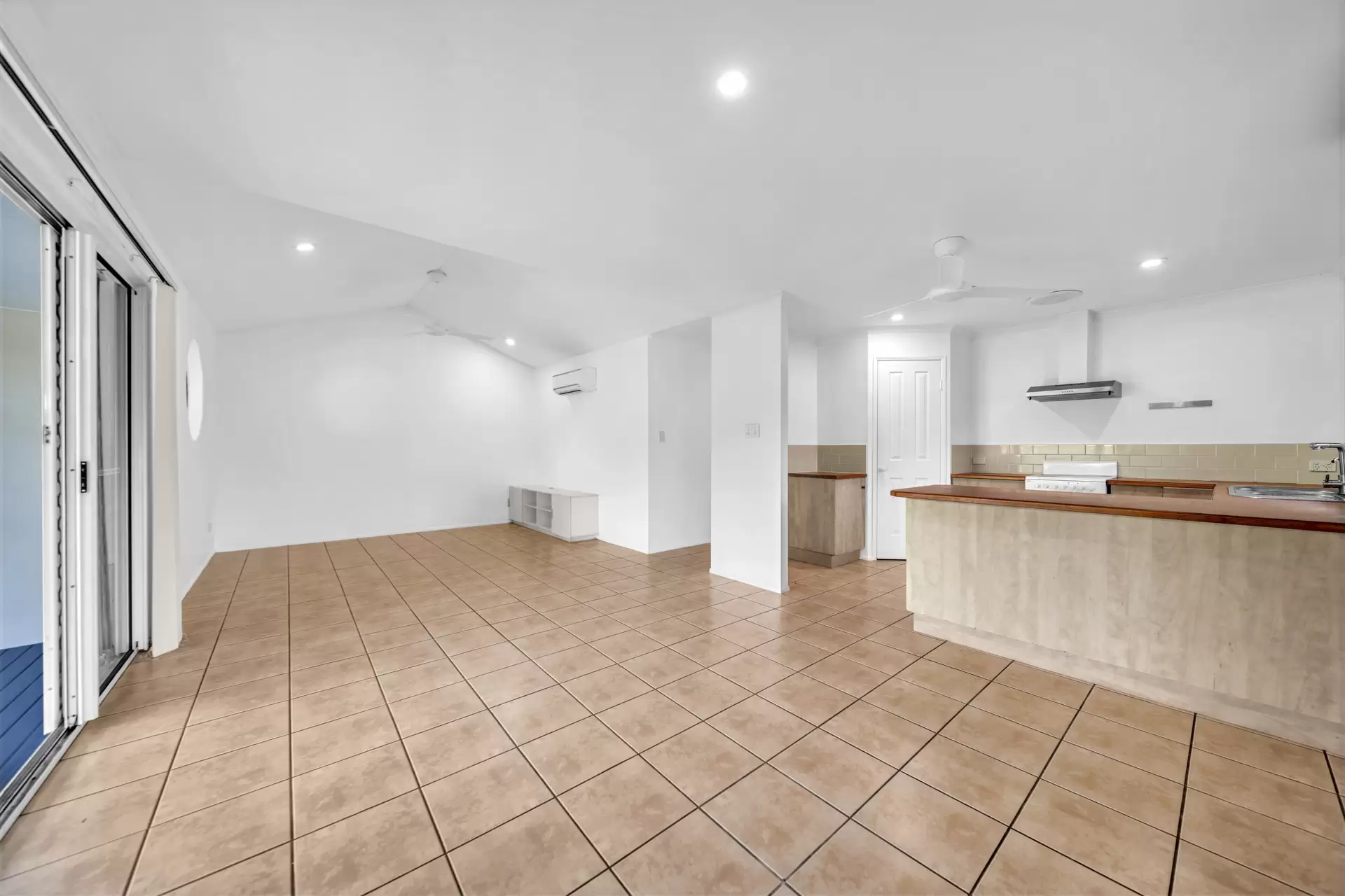 1/11 MacArthur Drive, Cannonvale Sold by Queensland Sotheby's International Realty - image 1