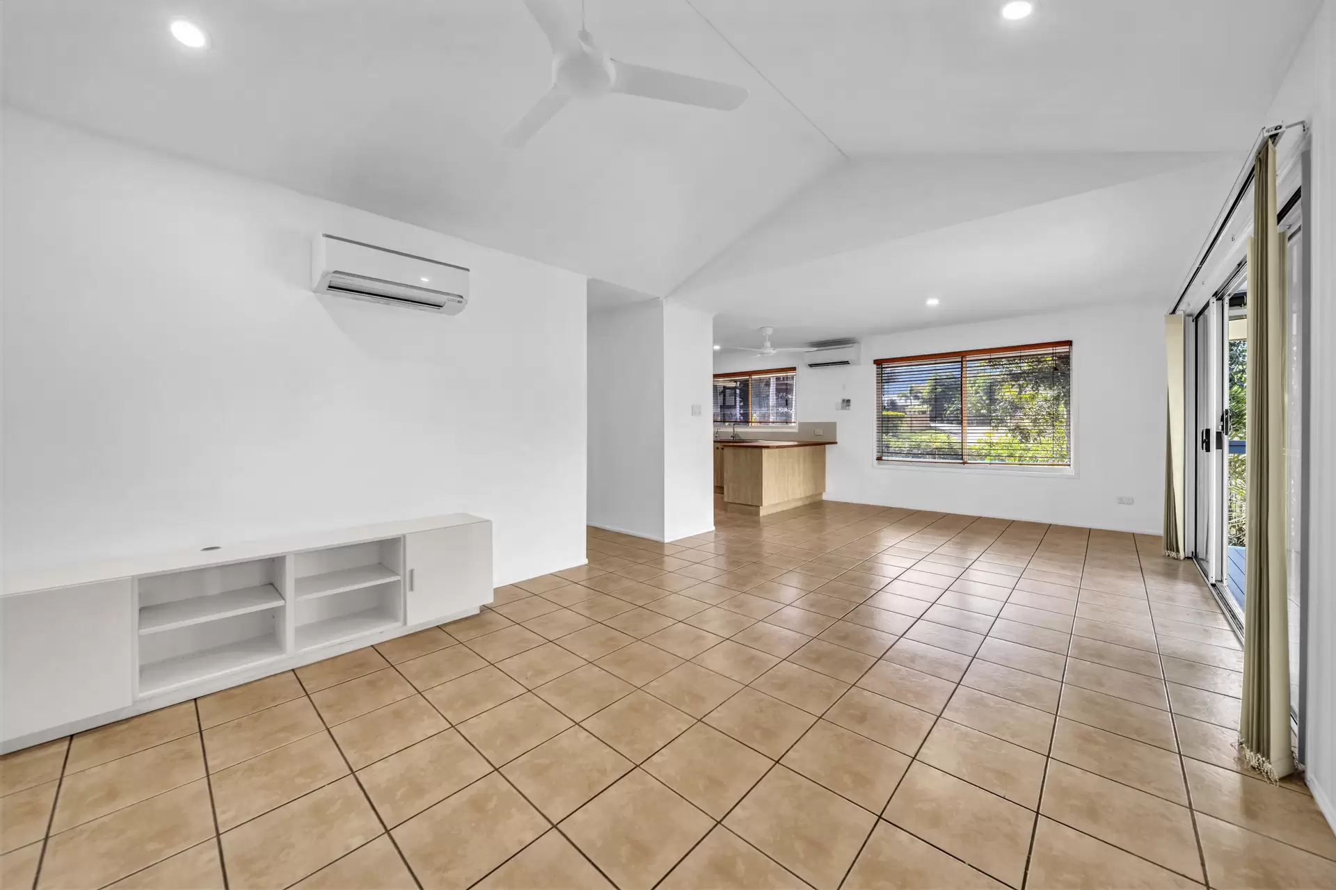 1/11 MacArthur Drive, Cannonvale Sold by Queensland Sotheby's International Realty - image 1