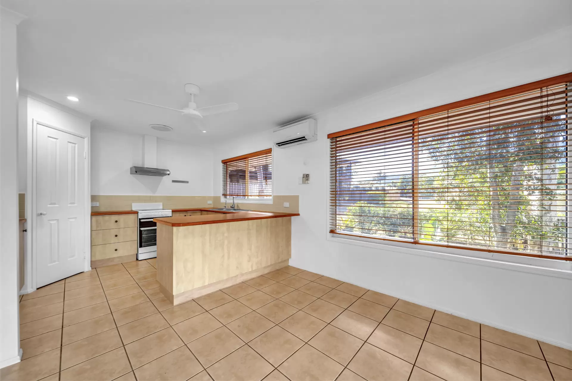 1/11 MacArthur Drive, Cannonvale Sold by Queensland Sotheby's International Realty - image 1
